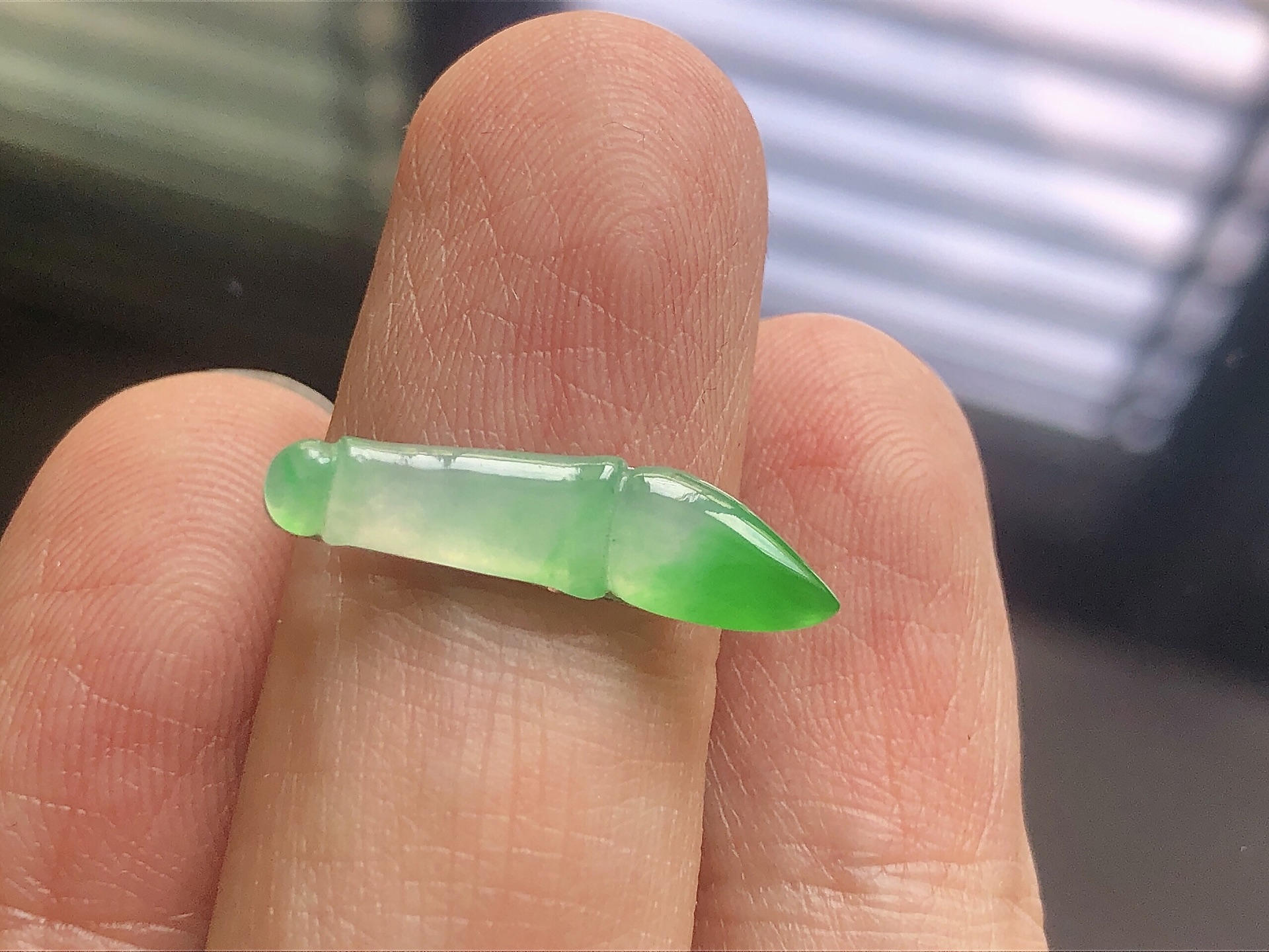 ️ 冰种阳绿毛笔， 色泽艳阳，通透水润，玉质细腻，夺目迷人，镶嵌效果，品相，无裂，尺寸21.5*5