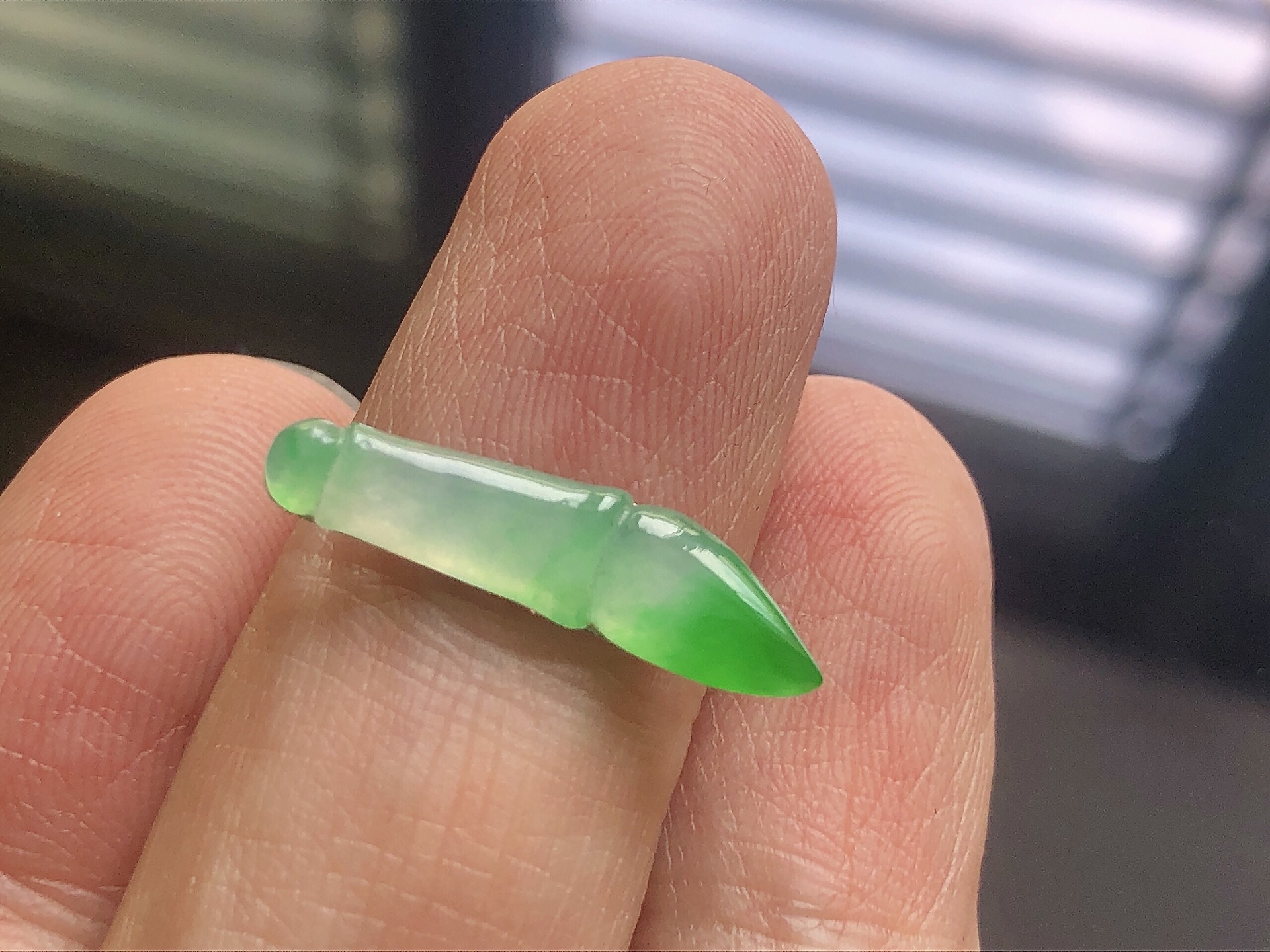 ️ 冰种阳绿毛笔， 色泽艳阳，通透水润，玉质细腻，夺目迷人，镶嵌效果，品相，无裂，尺寸21.5*5.3*2.2