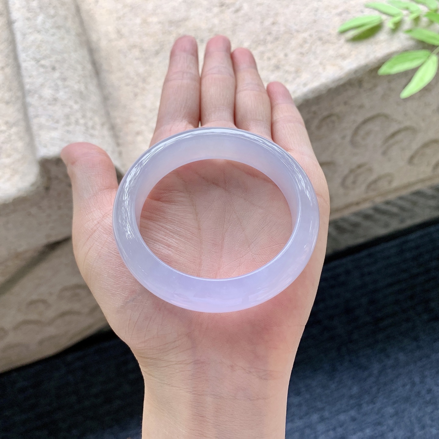 正圈51 52【圈口】51/13.3/8【编码】GF050962【描述】糯冰，水润，种老，细腻，打灯有棉线