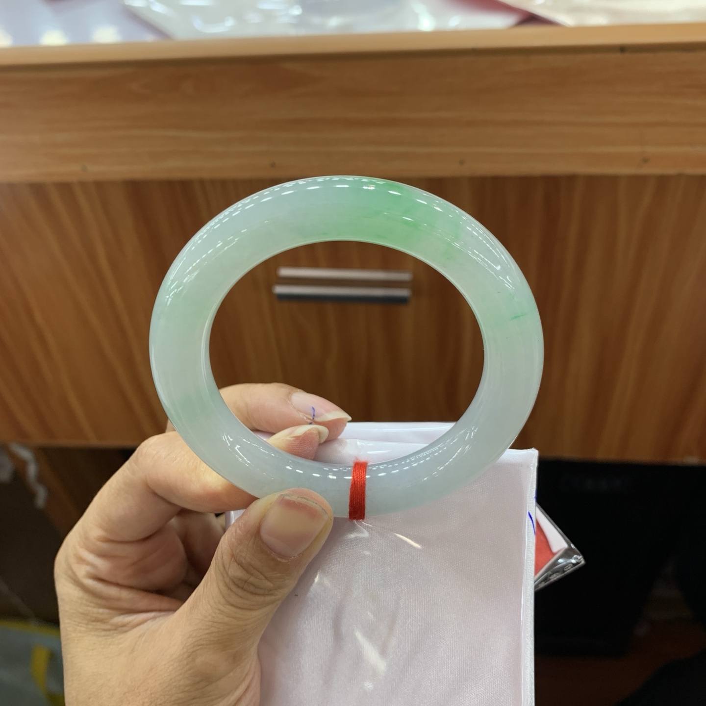 050740HT，飘绿圆条翡翠手镯，54.5-10.8