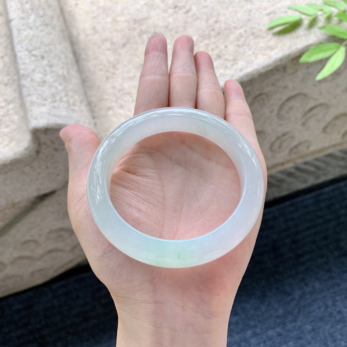 正圈56 57 圈口57.3/11.8/9 编码C5050947 细糯飘绿，水润，种老，细腻，无裂