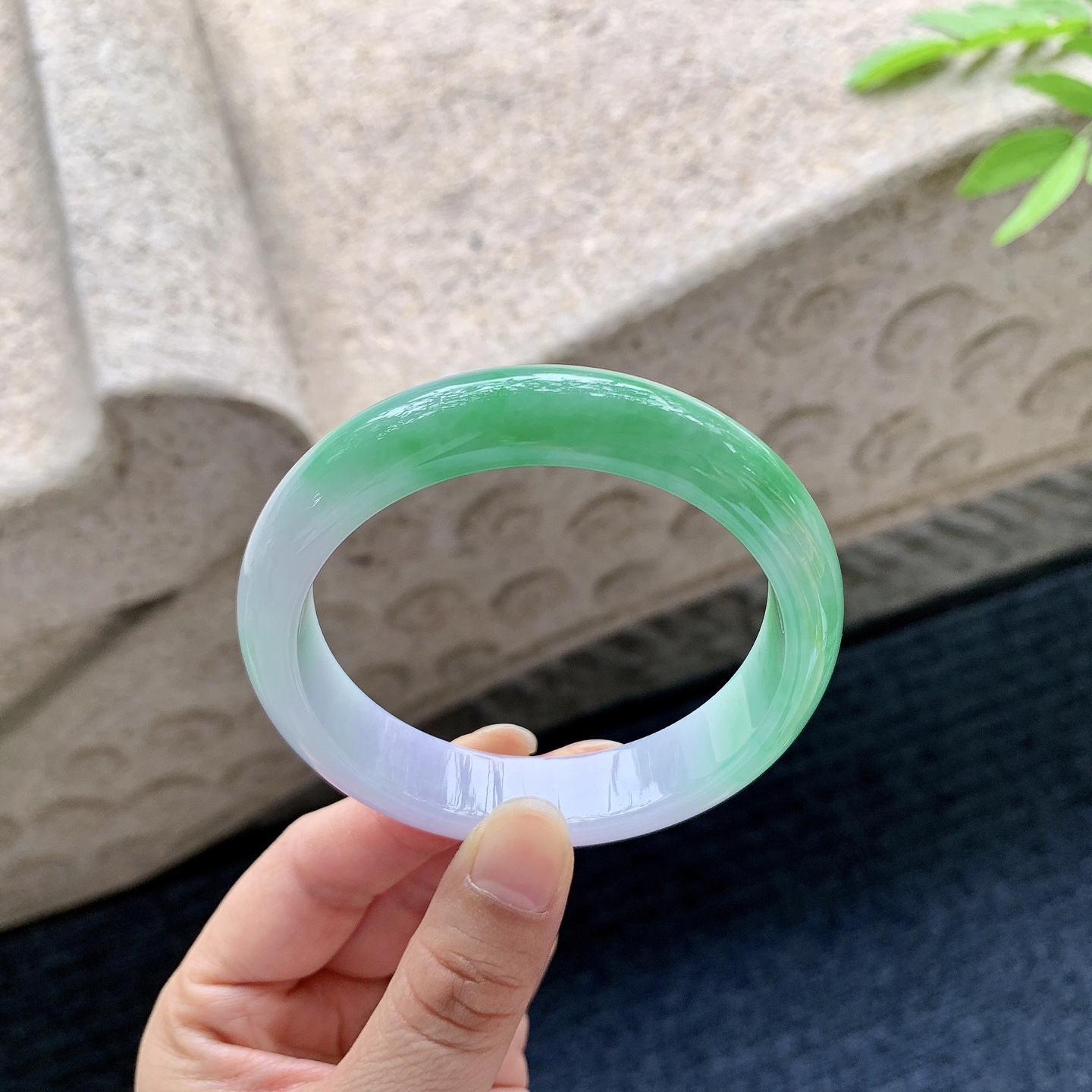正圈56 57 圈口57.8/13/8 编码GJ050935 描述冰糯春彩，飘绿，水润，种老，细腻，打灯有棉线