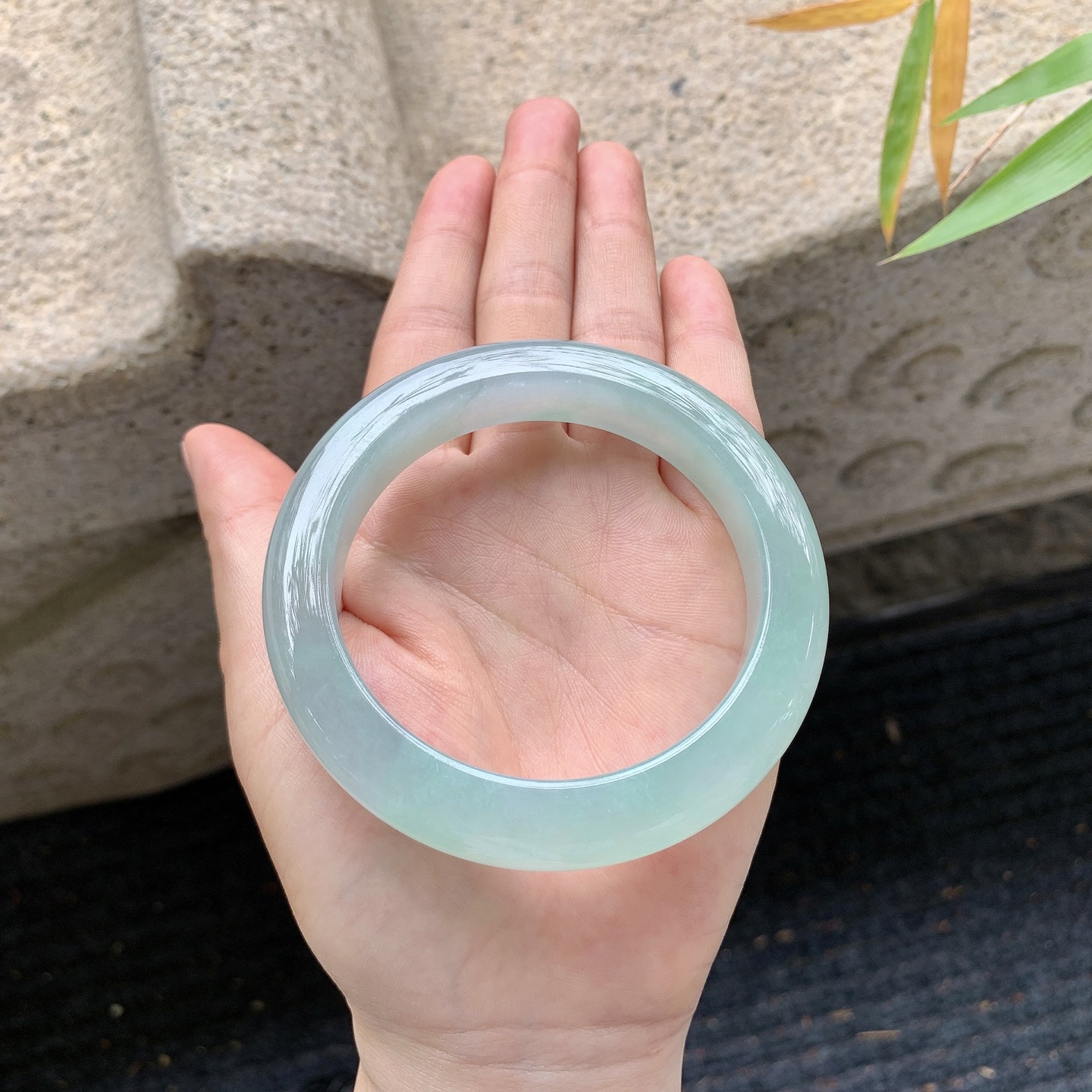 正圈58 59 圈口59/12.5/10.3 编码J1041945 描述糯冰晴绿，水润，种老，细腻，无裂