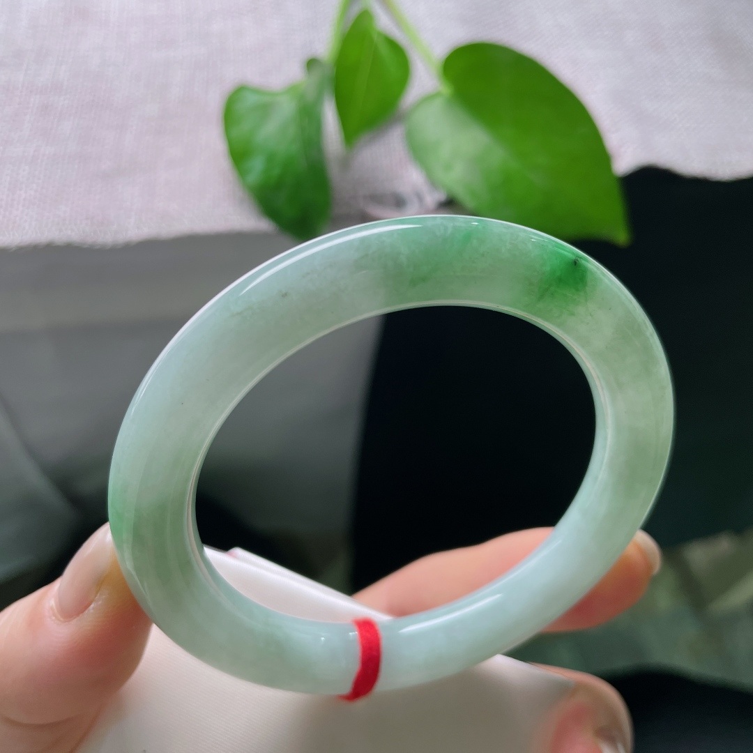 55.8/9.8，飘绿圆条，温柔舒展开来，举手投足尽显优雅，肉质细腻，皮纹，ss57335a