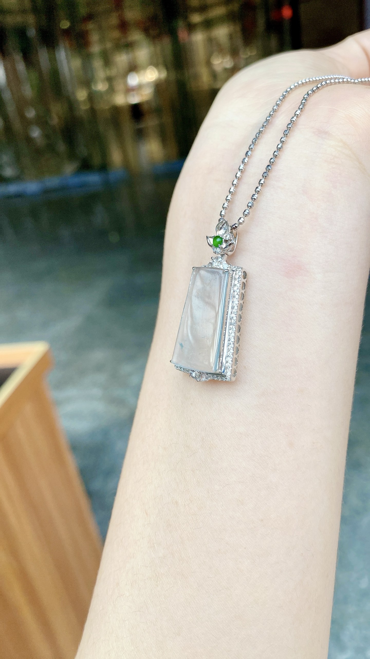 自然光，玻璃冰无事牌吊坠，18K，整：34*15.5*6.6mm，裸：21.3*12.1*2.2mm