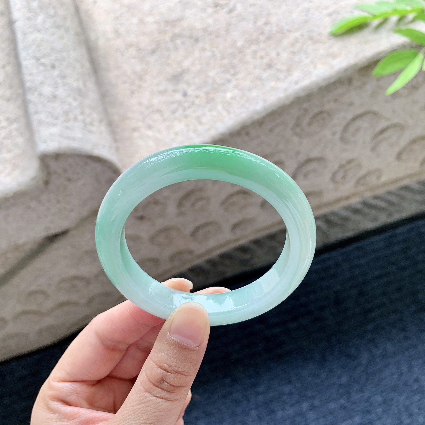 正圈52 53 圈口52.9/10.8/8.4 编码GF050963 糯冰飘绿，水润，种老，细腻，打灯有棉线