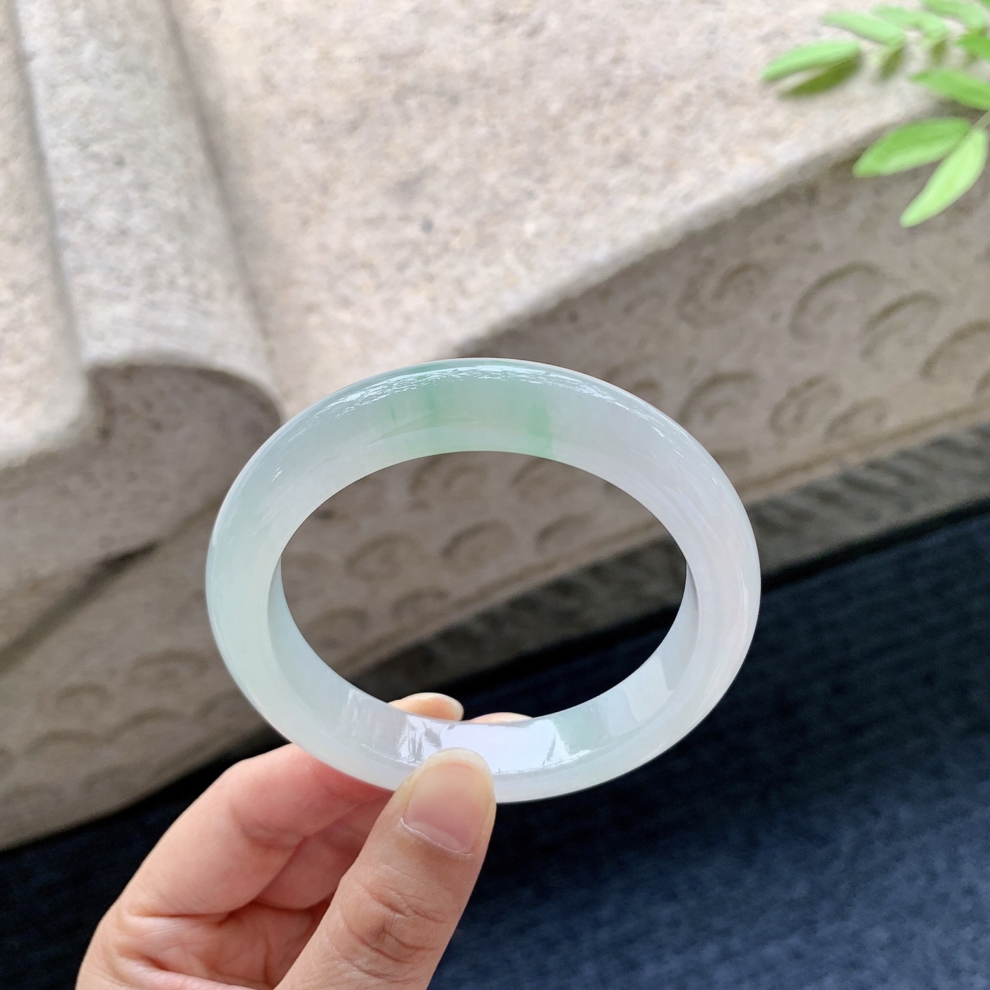 正圈56 57 圈口57.3/11.8/9 编码C5050947 细糯飘绿，水润，种老，细腻，无裂