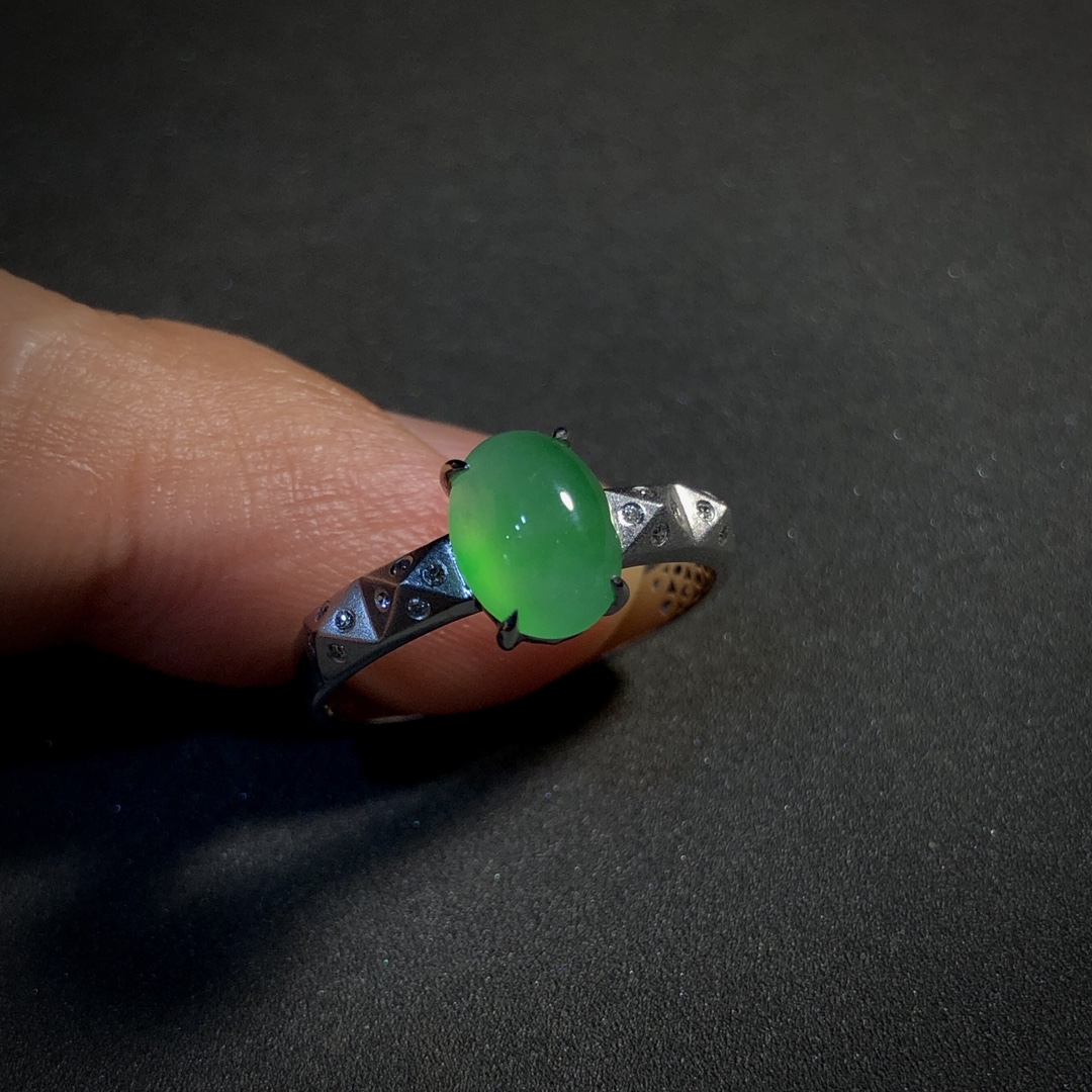 ️ 淡绿戒指，裸石8.3-6.2-4mm，14#，18K金，南非钻