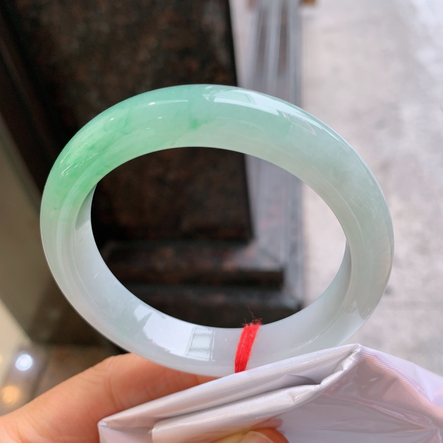 正圈飘绿，有纹，尺寸57.3/12.5/9，版型好