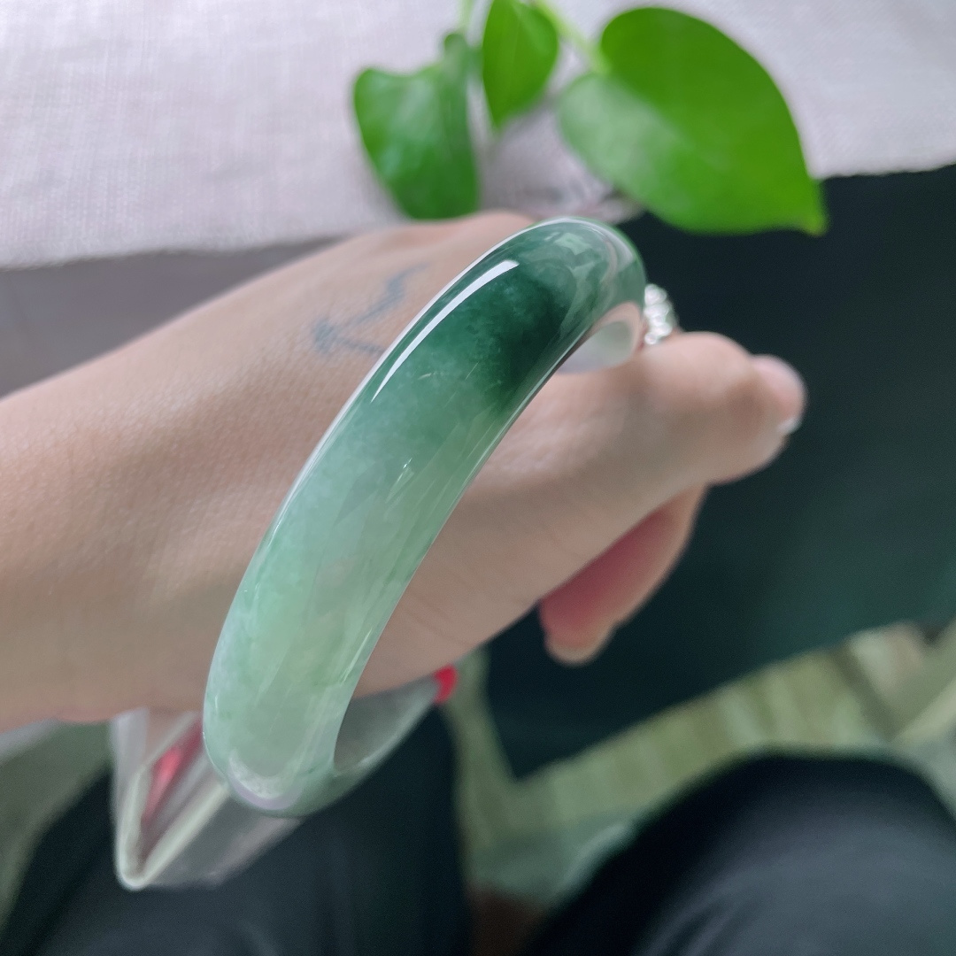 57.2/12.5/8.4，飘花正圈，水头好，一镯两境，深浅交织。岁月静好，腕间自有清欢。无裂，ss52403a