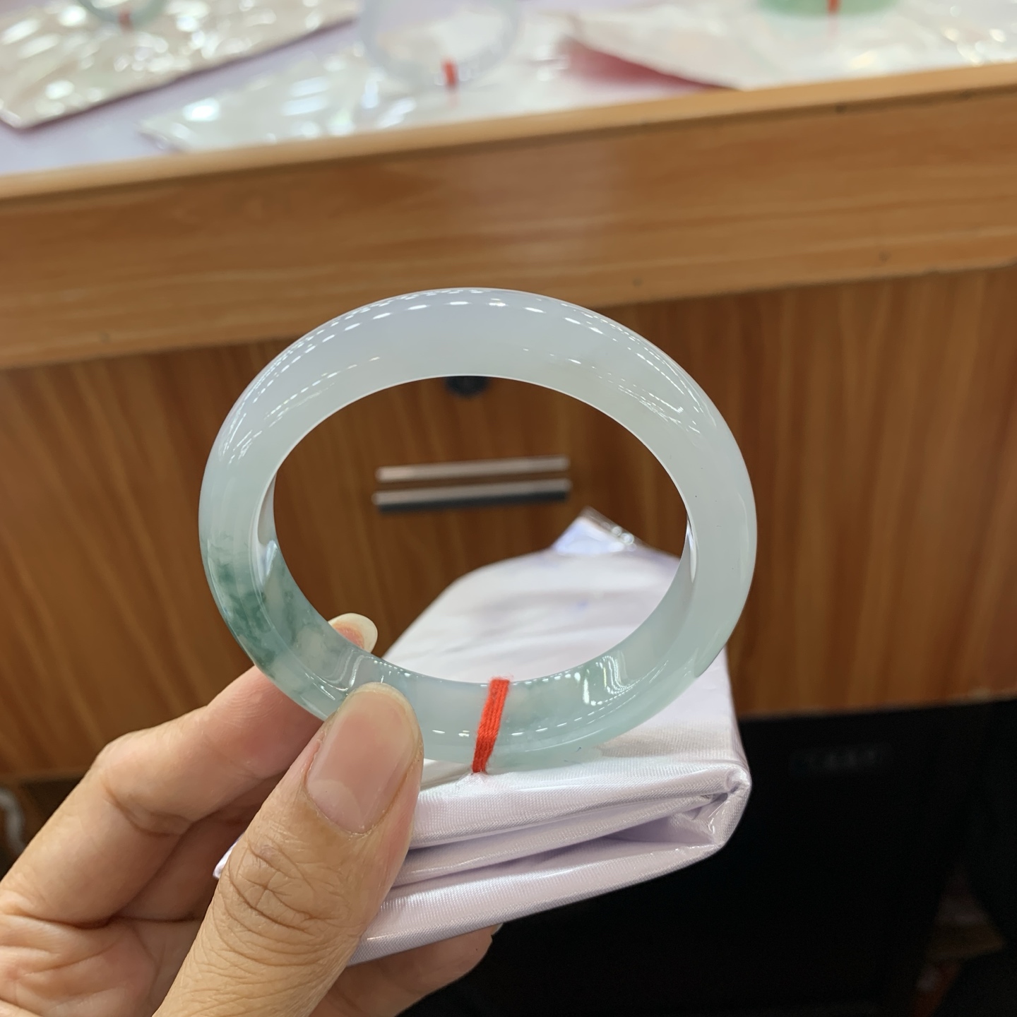050737H，冰飘花正圈翡翠手镯，55.2/12.4/8