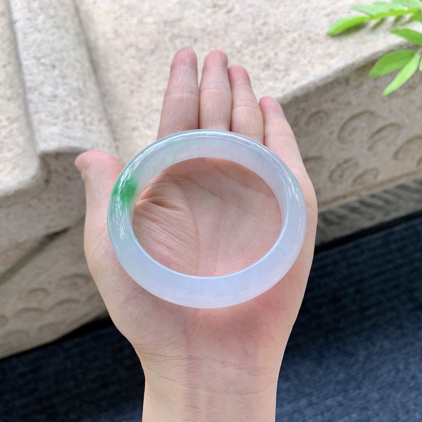 正圈53 54 【圈口】54.4/12.3/8.4 【编码】C5050948 糯冰春彩，飘绿，水润，种老，细腻，打灯有棉线