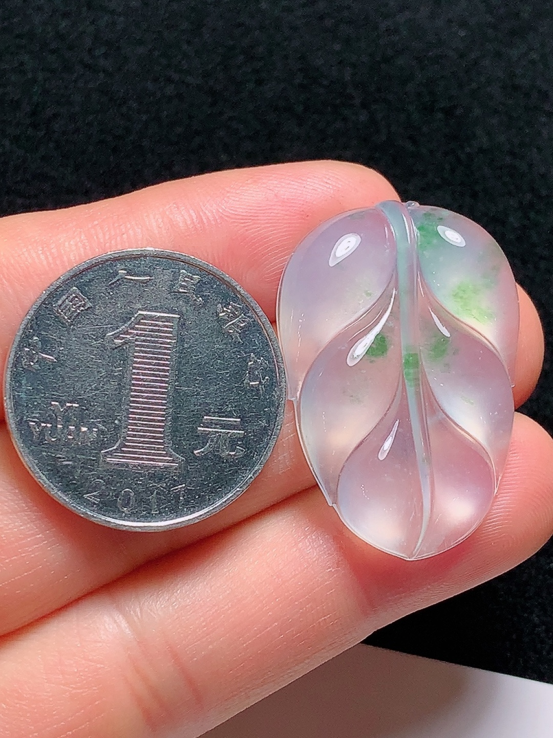 ️冰种飘花金枝玉叶，种老水头好，又冰又润，灵动漂亮，饱满无裂，尺寸：33.2/23.1/4.9mm