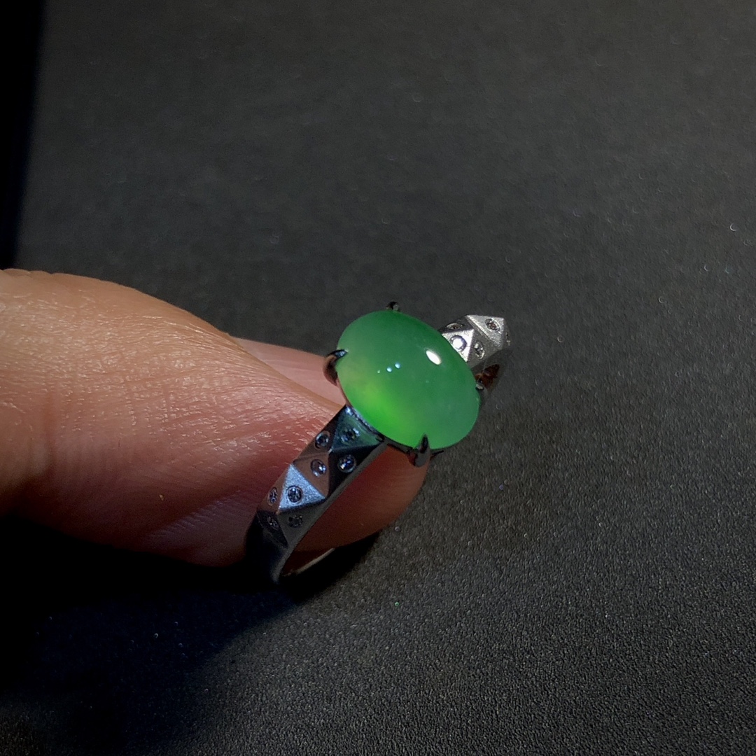 ️ 淡绿戒指，裸石8.3-6.2-4mm，14#，18K金，南非钻
