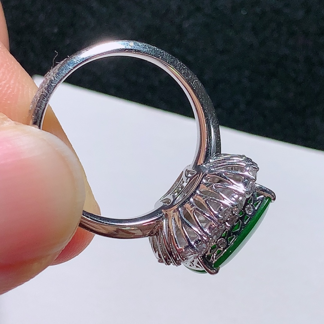️18k金镶嵌冰种阳绿方牌戒指，种老水头好，又冰又润，饱满无裂：15.4/14.5/8.7mm裸石：12.3/11.9/2.5mm