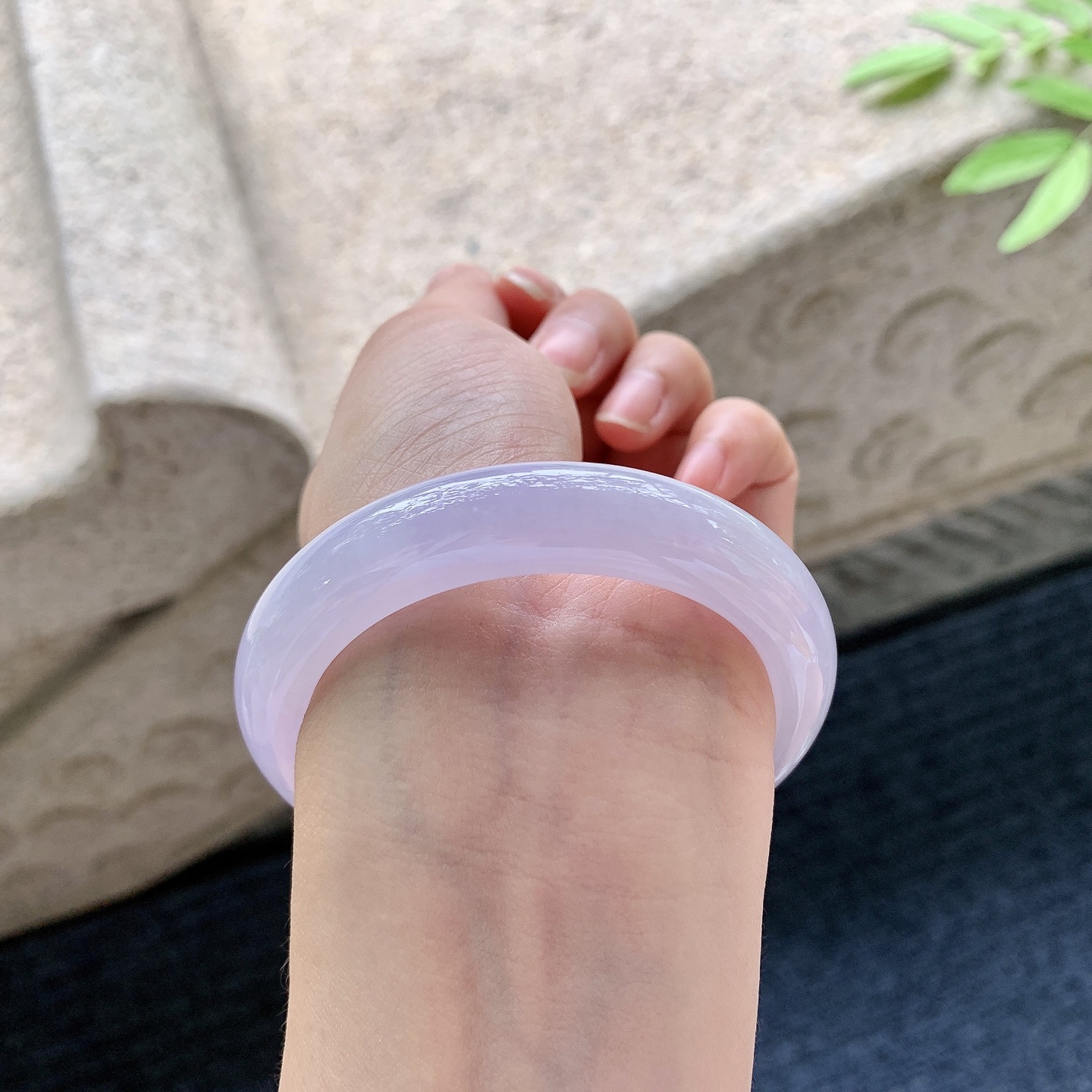 正圈53 54 【圈口】53.3/11.7/8.7 【编码】GF050964 【描述】糯冰，水润，种老，细腻，打灯有纹线
