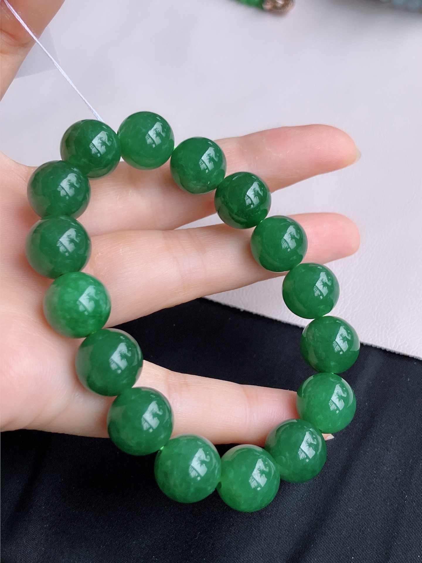 ️，油绿手串，细腻精致，尺寸12.8，自然光实拍