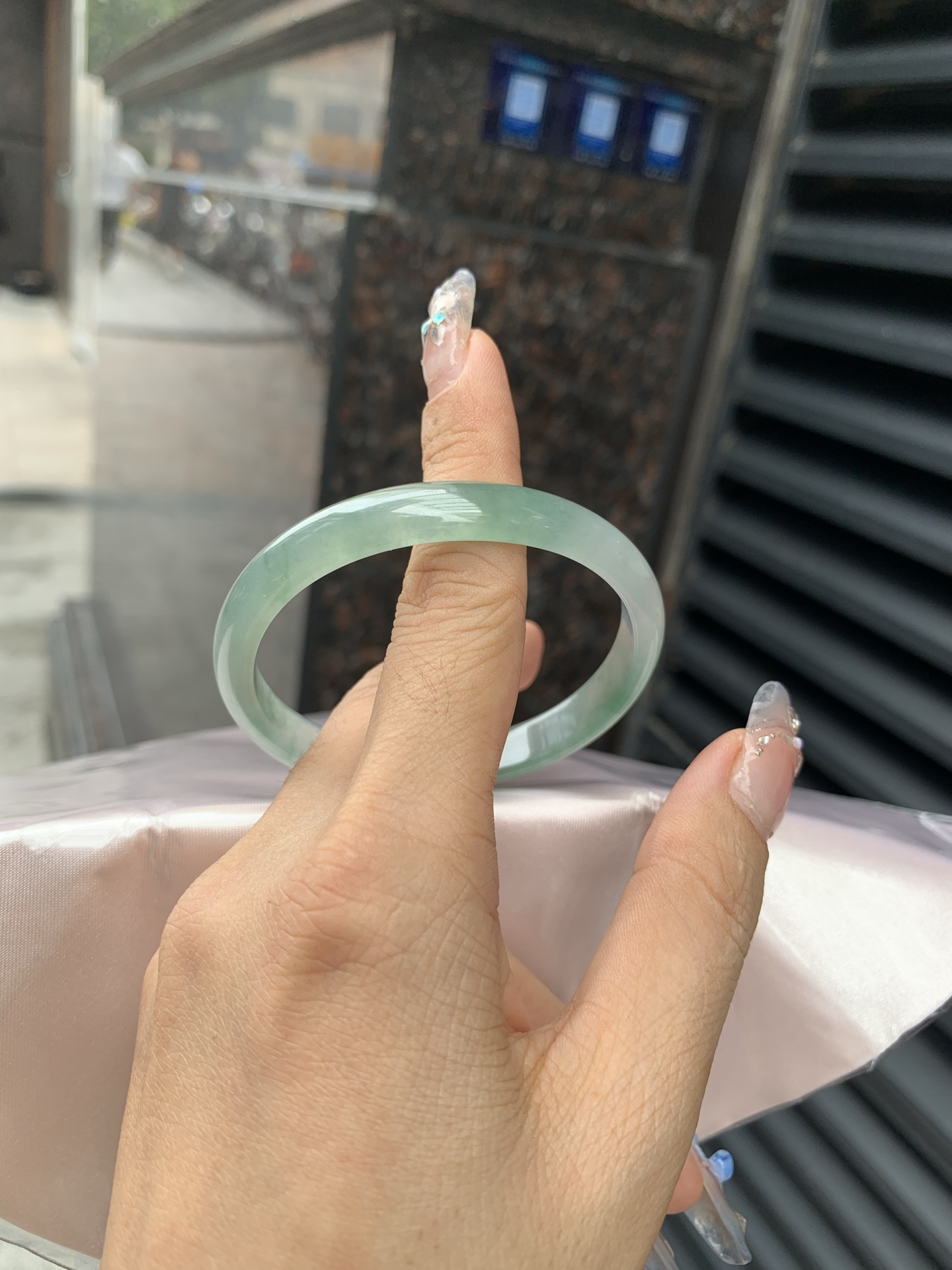 冰飘花贵妃，54.8-48.3-5.2-9，0508-2A109-2，底妆冰润细腻，绿花灵动飘逸，勾勒出一幅唯美诗意的山水意境画，古典优雅又秀气，无裂