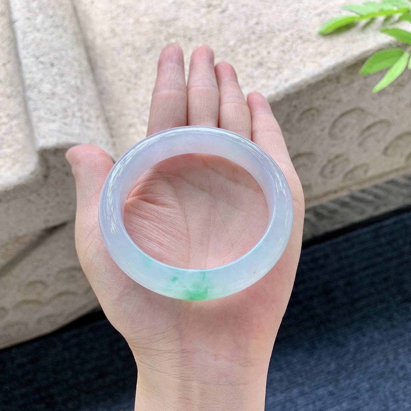 正圈53 54 【圈口】54.4/12.3/8.4 【编码】C5050948 糯冰春彩，飘绿，水润，种老，细腻，打灯有棉线