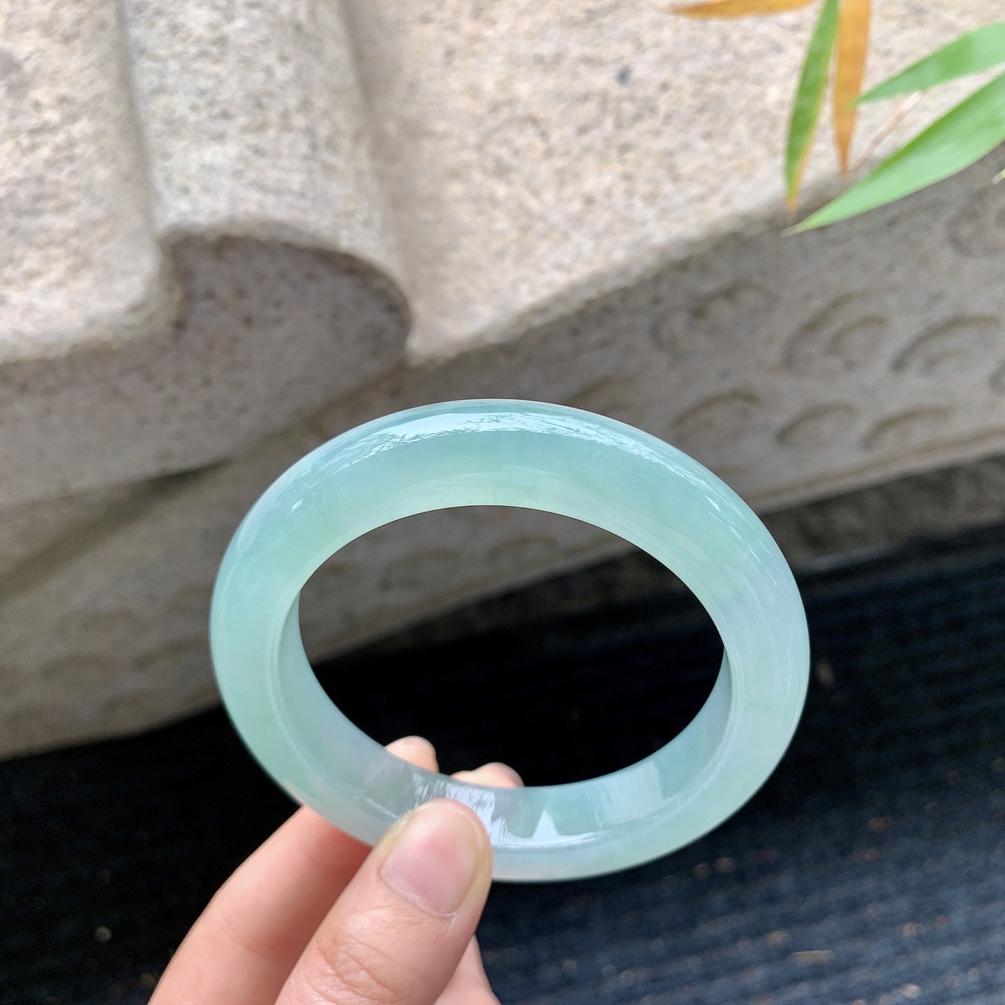 正圈58 59 圈口59/12.5/10.3 编码J1041945 描述糯冰晴绿，水润，种老，细腻，无裂