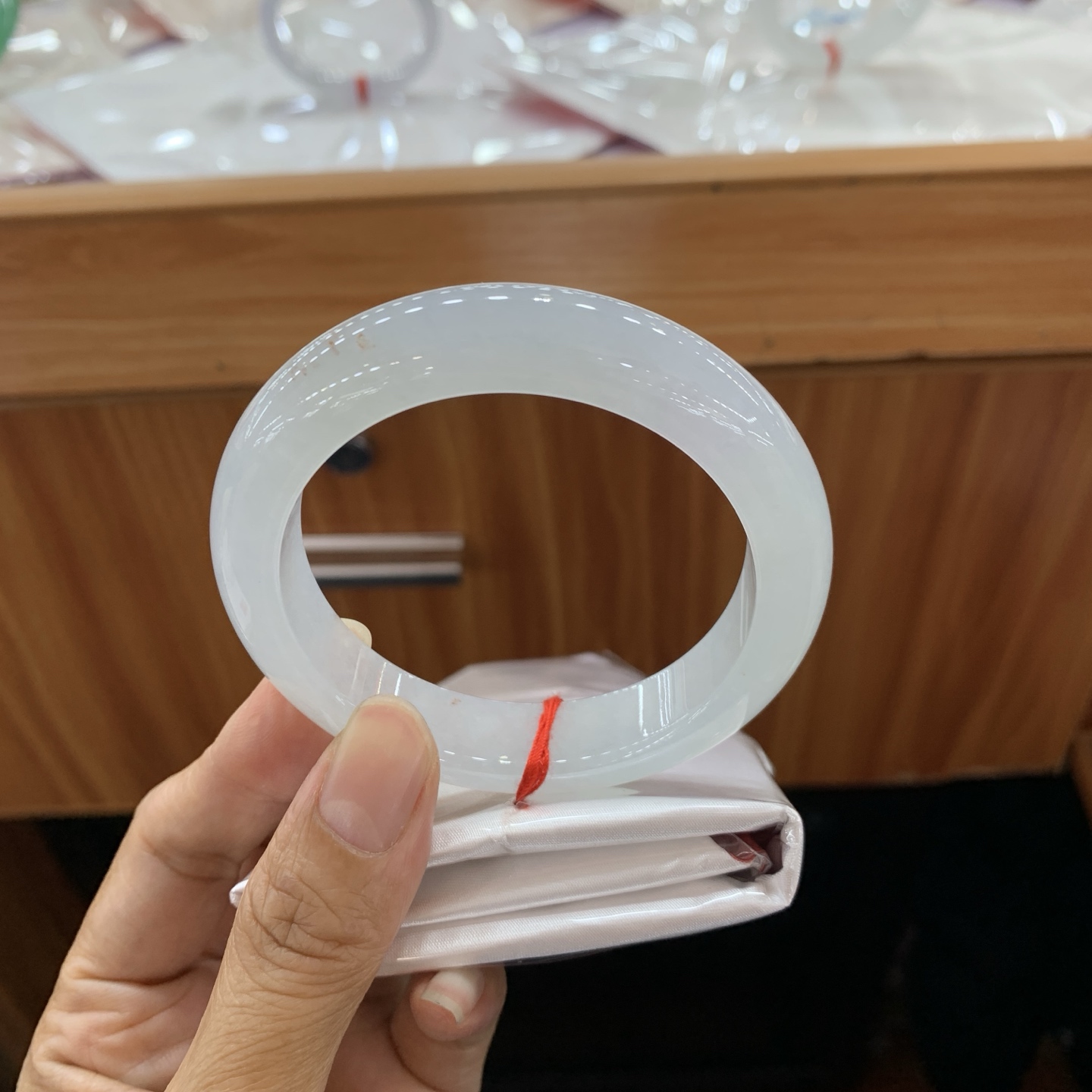 050713MMJ，冰底色正圈翡翠手镯，56-12.7-9.2