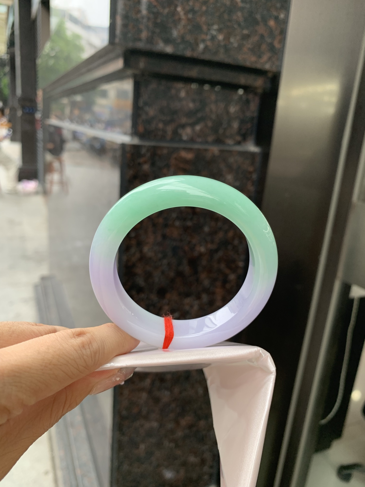 春彩半山水正圈 53.5-9.3-12.5 0509-N674 打灯有纹，底妆细腻，半山半水果绿与紫罗兰相互映衬，相得益彰，大气高雅