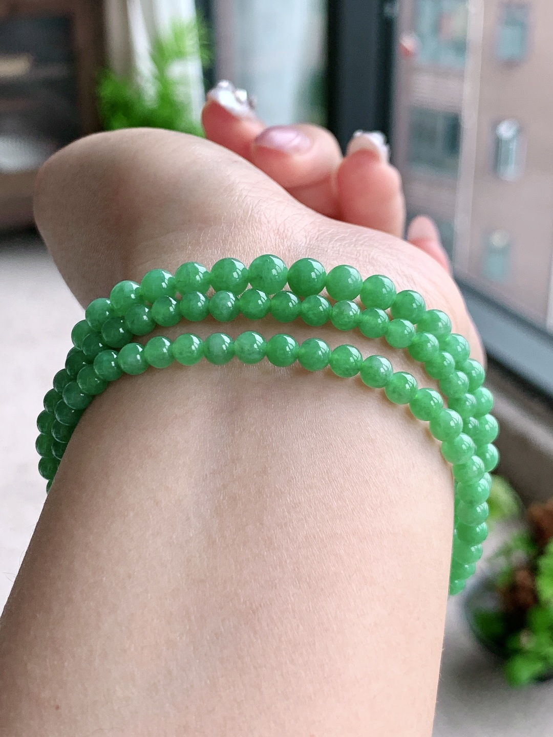 珠子 冰阳绿珠链圆珠子珠链 说明 缅料 性比高 尺寸 3.6-5.6mm，29cm 重量 23.3克 不议