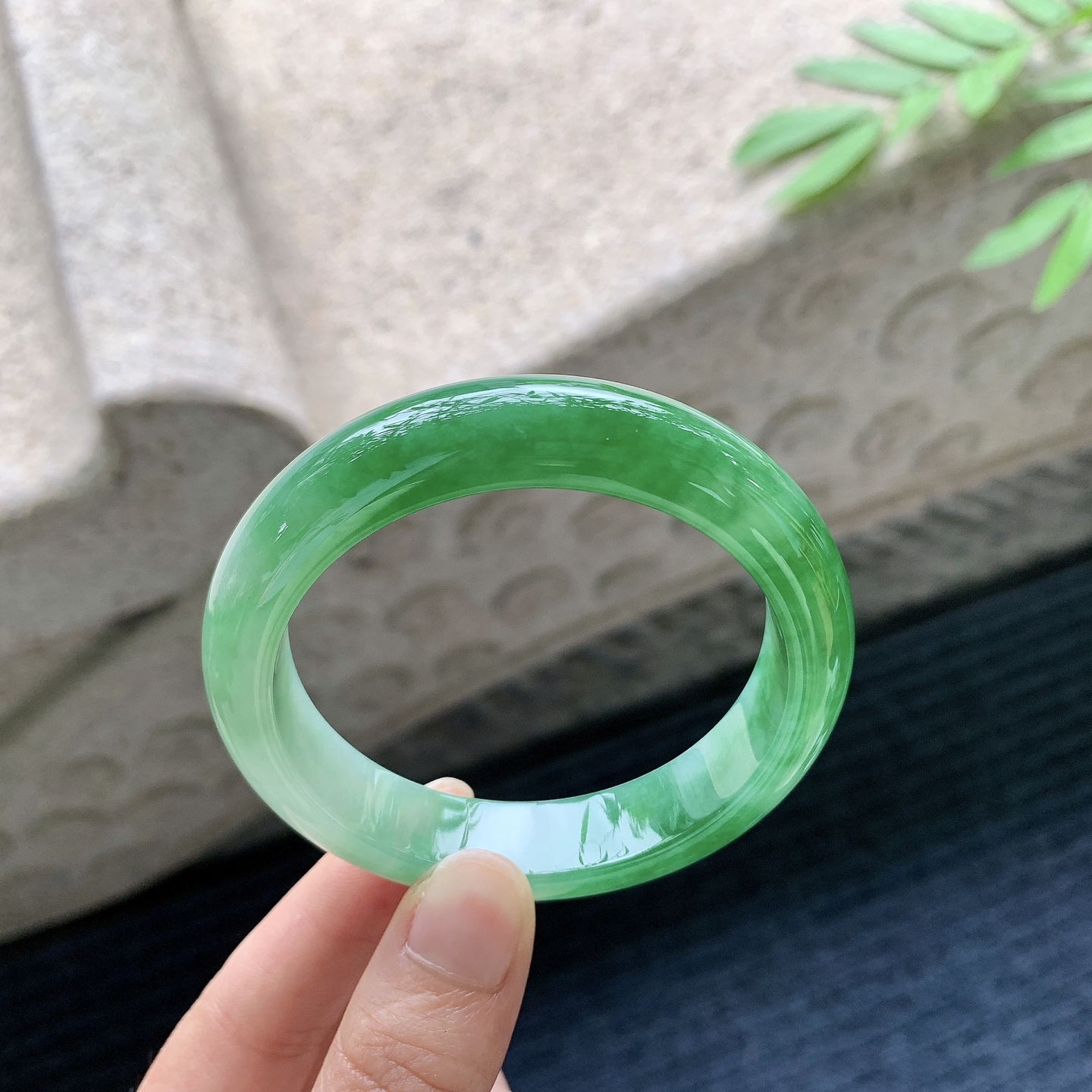 正圈53 54 圈口54.5/12.5/8.3 编码A1051016 冰糯辣绿，水润，种老，细腻，无裂