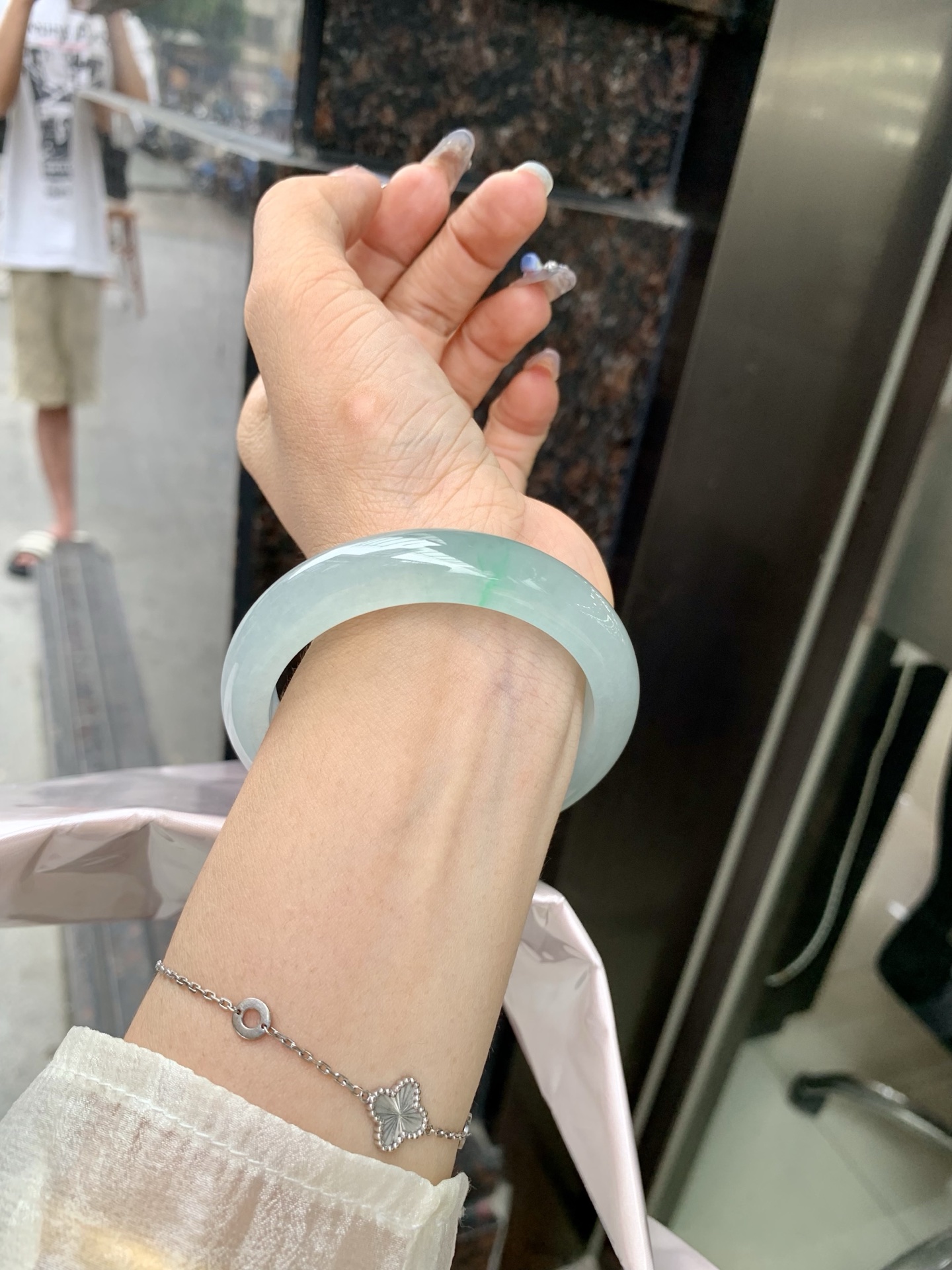 底妆冰润清透，飘你一抹金丝绿花，鲜艳得像新冒头的嫩芽，灵动清新，即柔和又充满生机。