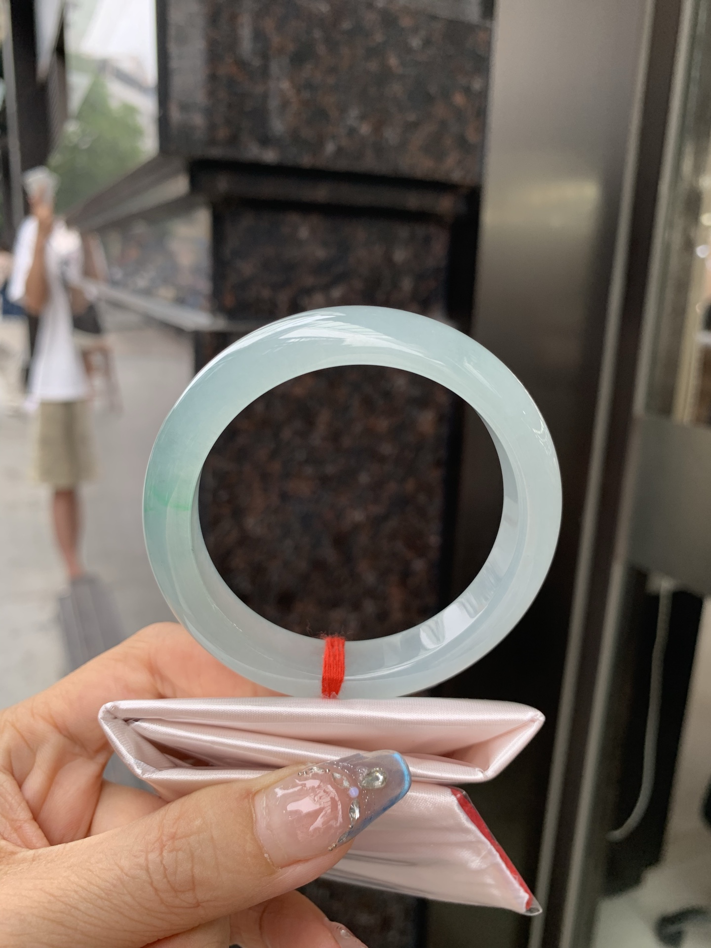 底妆冰润清透，飘你一抹金丝绿花，鲜艳得像新冒头的嫩芽，灵动清新，即柔和又充满生机。