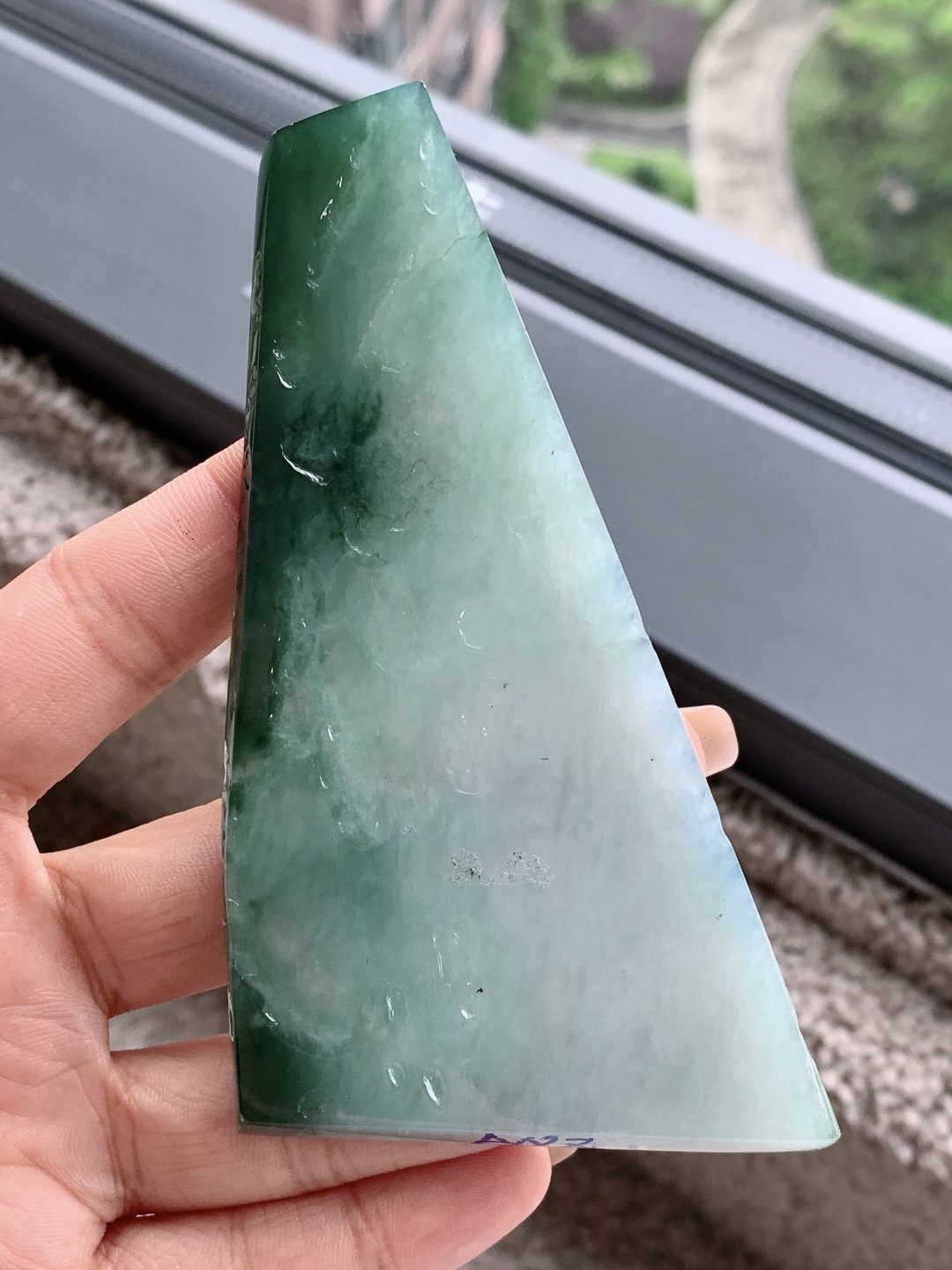 ️冰飘花/牌子料/片料/板料/特色料 可做牌子、人物、山水、动物、花件……等推荐参考 106.7-59.1-6.3 86.1克 材料优选 冰花凝翠韵，素玉见清光。 一汪冰底，几缕花痕，是玉料历经沉淀的清寂，也是自然落笔的写意。不与繁花争艳，却以通透与灵动，映见心的澄明