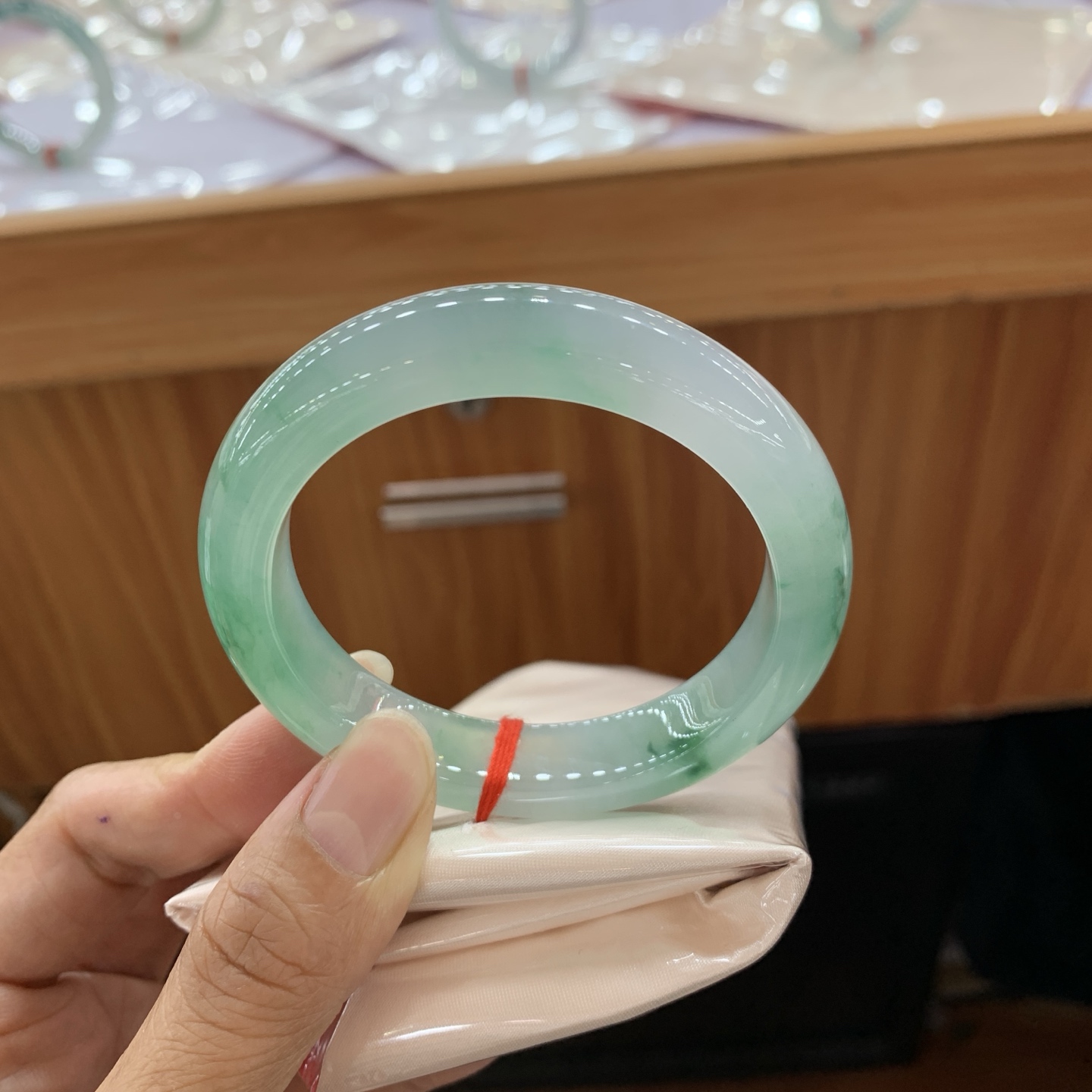 051015GXXY 飘绿花正圈翡翠手镯 54.7-12-9.3