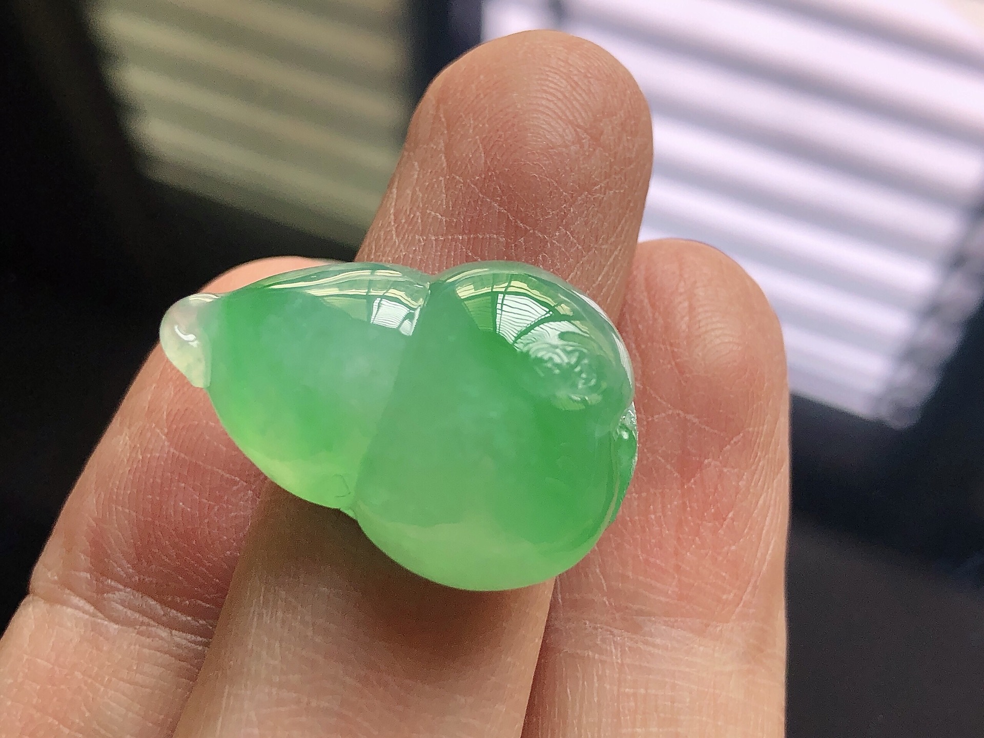 ️ 冰种阳绿葫芦， 色泽艳阳，通透水润，玉质细腻，夺目迷人，镶嵌效果，品相，无裂，尺寸26.3*1