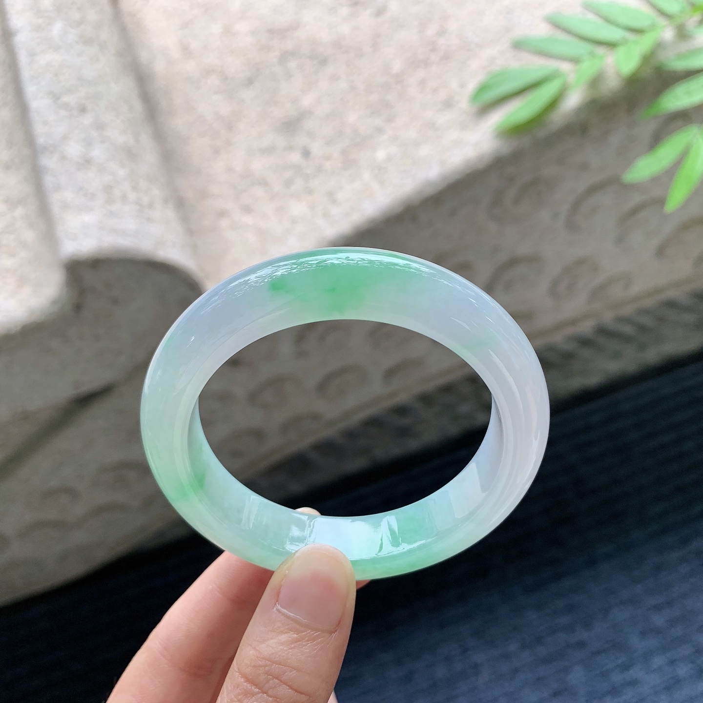 正圈53 54 圈口54.1/12.4/9 编码MN051020 描述糯冰飘阳绿，水润，种老，细腻，打灯有絮线