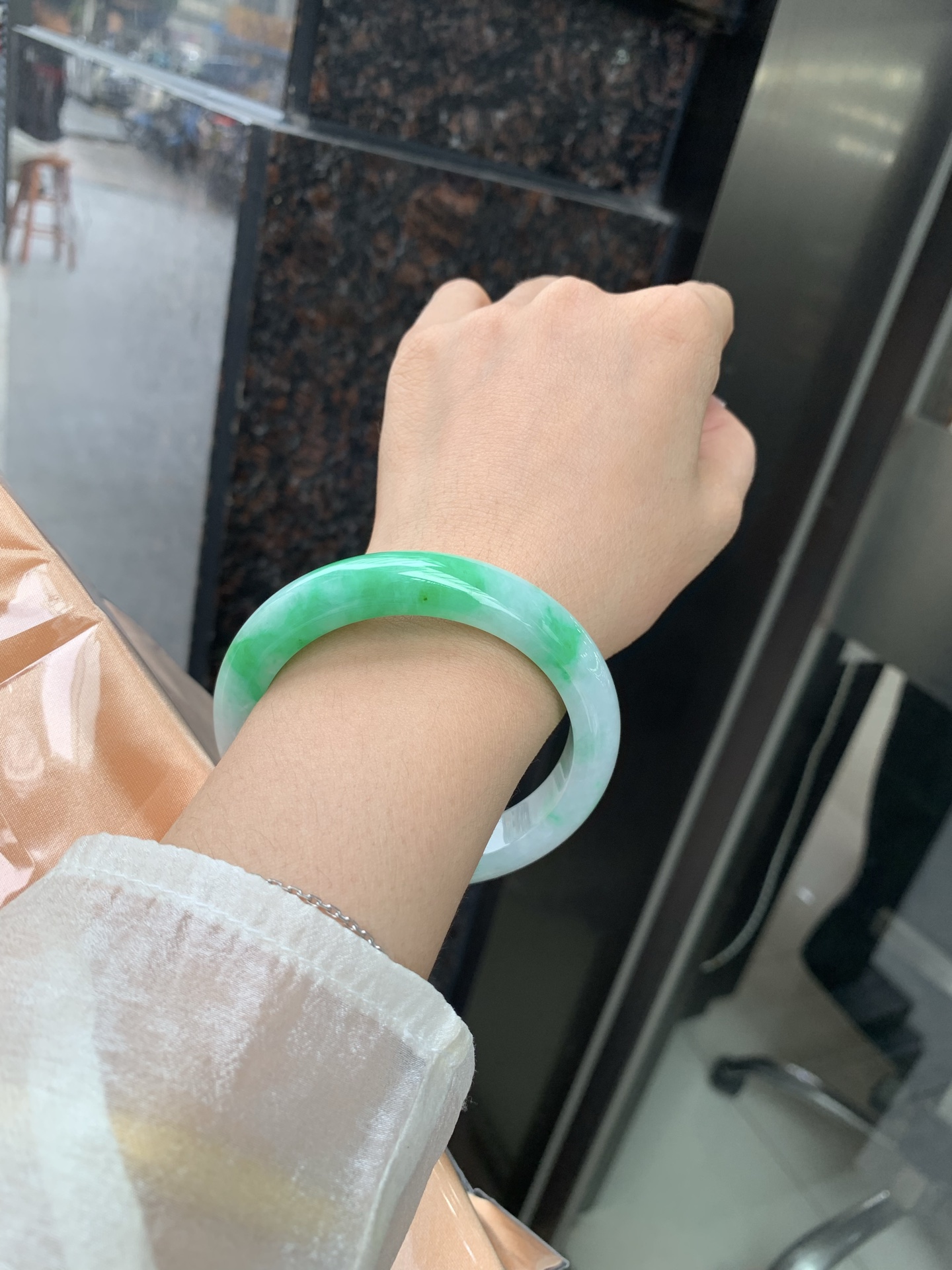 白底青正圈 57-8.4-11.6 0509-N673 打灯细纹，不影响，底妆冰润，半圈阳绿花点缀腕间风华，干净纯净的底色上，一抹翠色肆意流淌，宛如春日里的繁华盛景