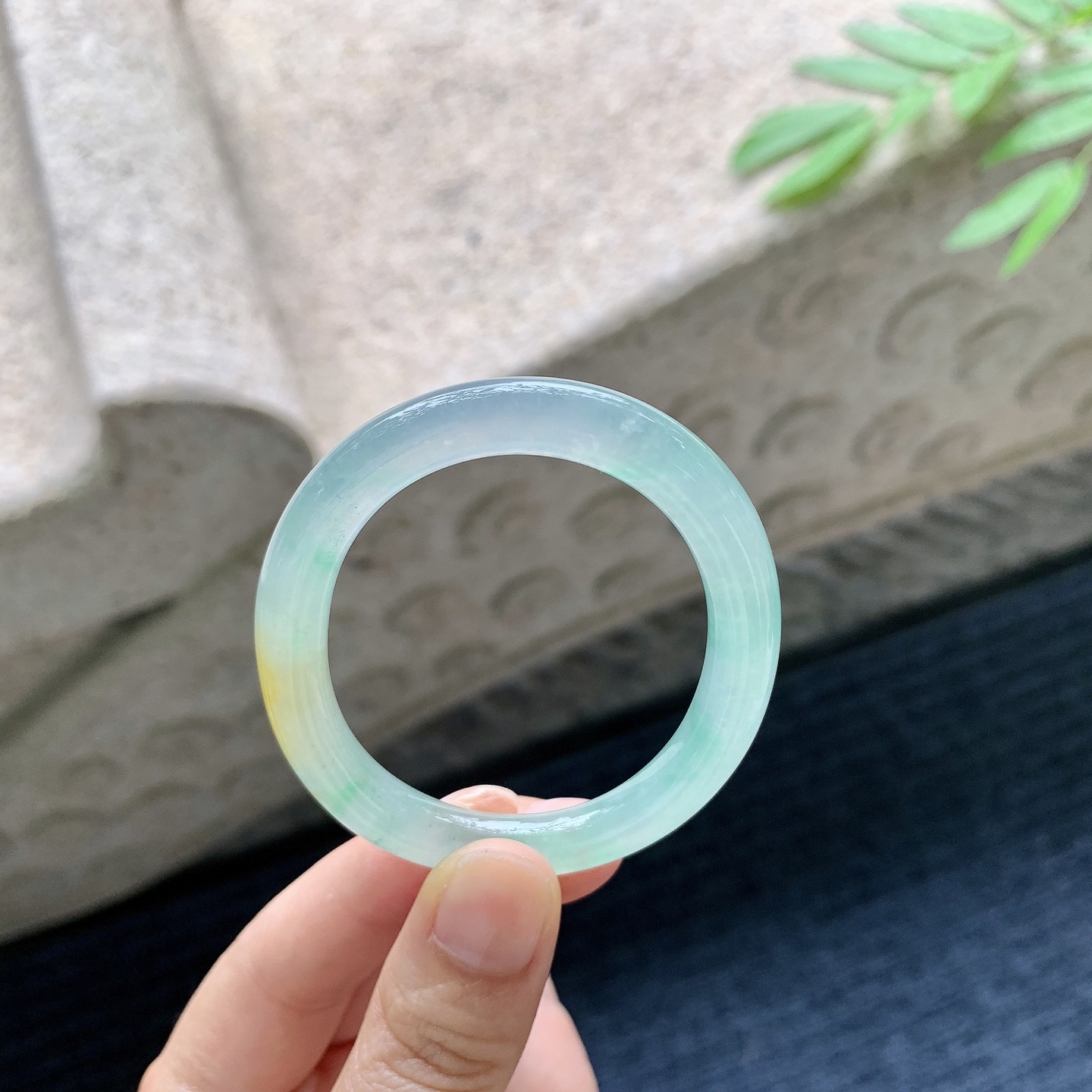 贵妃50 51 圈口51.3/40.5/7.4/7 编码MN051021 描述冰糯黄加绿，水润，种老，细腻，无裂