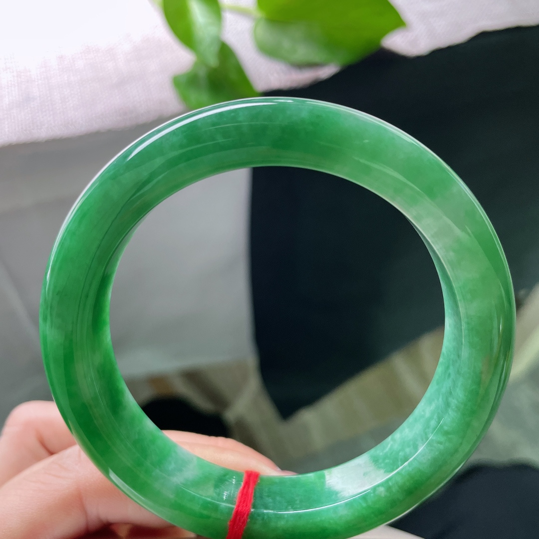 绿底正圈，大圈口，通体凝翠，绿意盎然，腕间一抹春色，自带人间贵气。有纹，ss52905a
