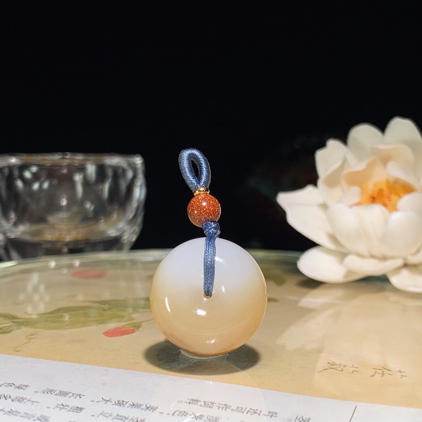 新疆和田玉且末糖平安扣挂件 尺寸20/12重10.5克。玉质细腻油润。手推出油。佩戴高端典雅。lt2