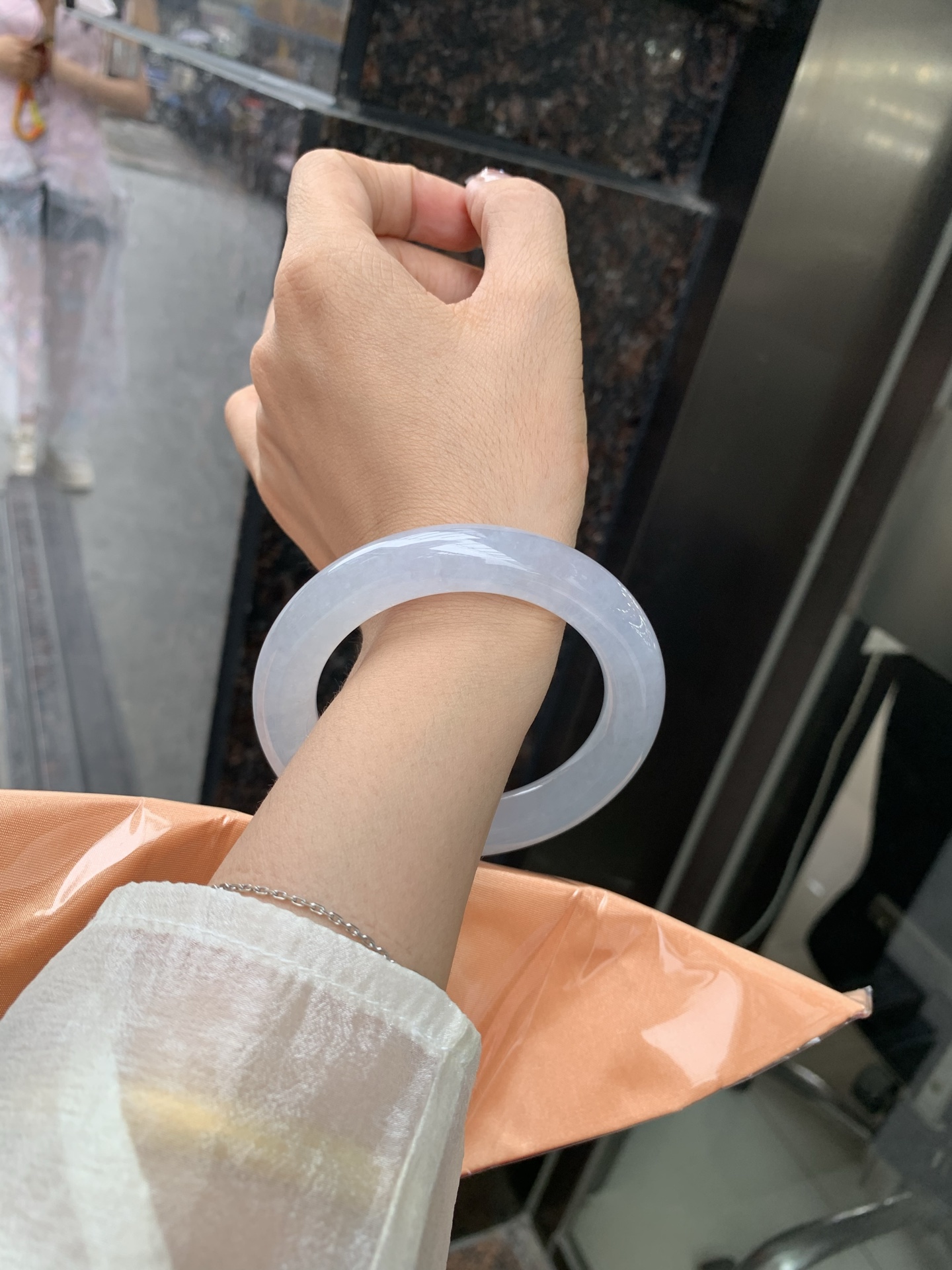 白冰圆条 57.7-11.9-12.2 0509-N470-1 无裂，底妆冰润，一腕清透，不挑肤色年龄，时尚简约，无色亦动人