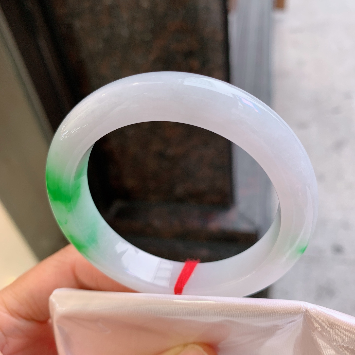 正圈飘绿 微瑕疵微扣 尺寸：52.8/11.4/9 清爽色辣