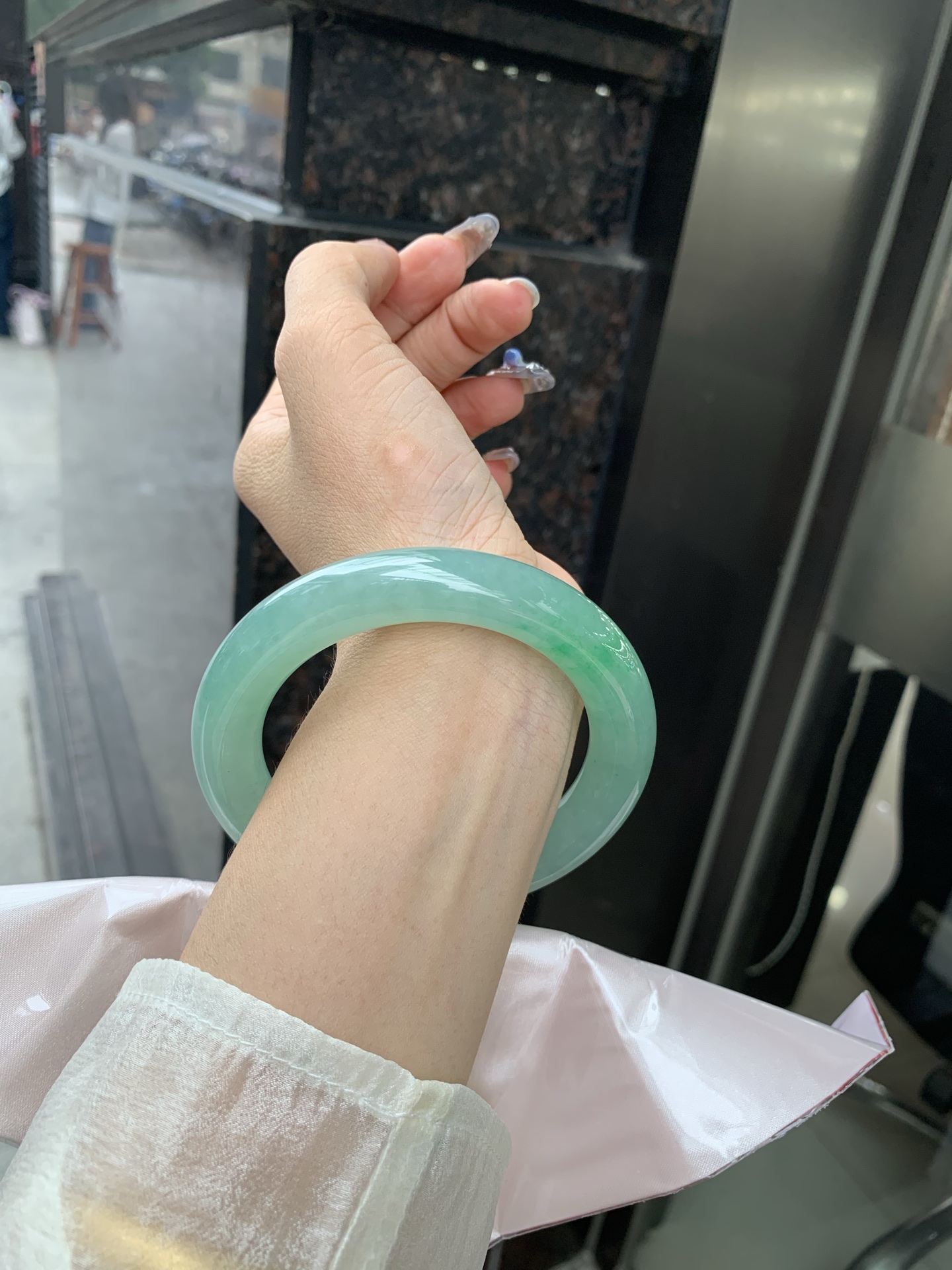 满果绿圆条 60.8-12-12.1 0509-N653 打灯细纹，底妆水润，宛如新鲜的青苹果，充满了生机与活力，满圈底色均匀，上手显白显气质，折射出迷人的光芒
