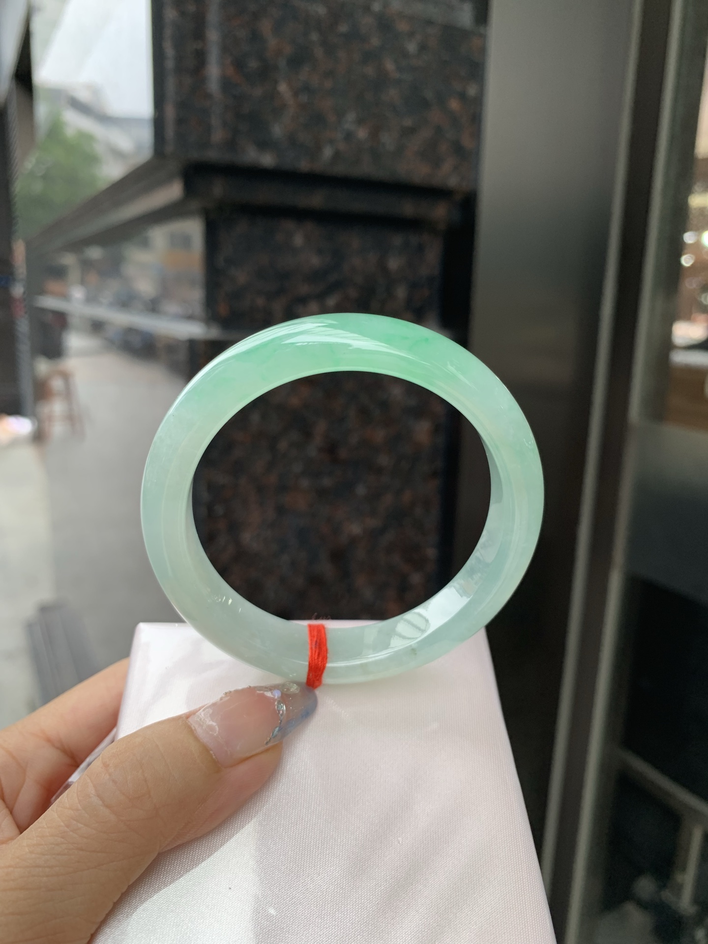 冰飘绿正圈 0509-N662 无裂，底妆冰润清透，一节金丝绿花，鲜艳得像新冒头的嫩芽，灵动清新，即柔和又充满生机