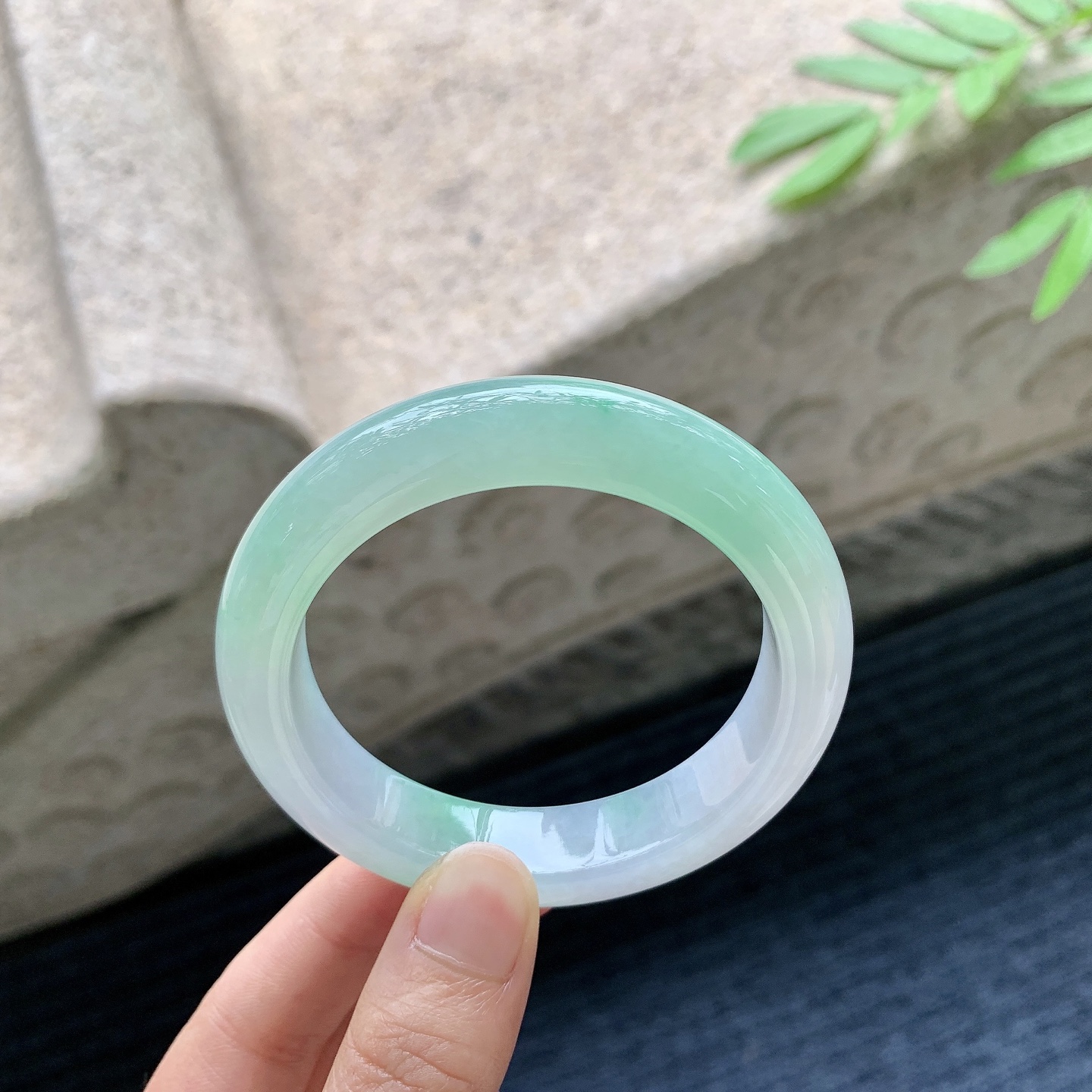 正圈53 54 圈口54.1/12.4/9 编码MN051020 描述糯冰飘阳绿，水润，种老，细腻，打灯有絮线