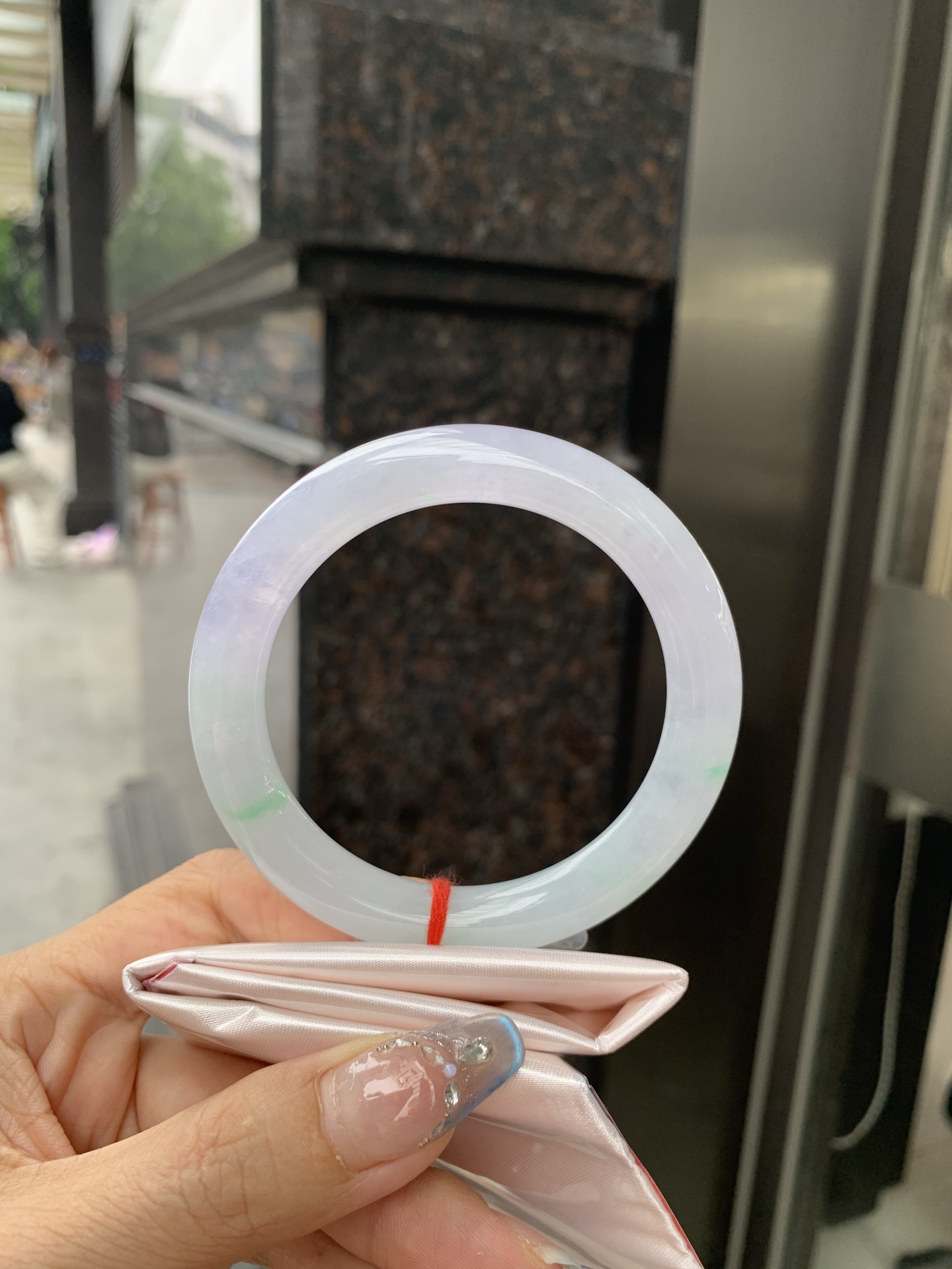 冰淡春彩圆条 0509-N648 打灯冰晶结构，细纹，底妆水润，淡淡粉底色和晴绿底搭配，如春天的繁华。在岁月的长河流转中绽放着独特的魅力，气质温婉而迷人。
