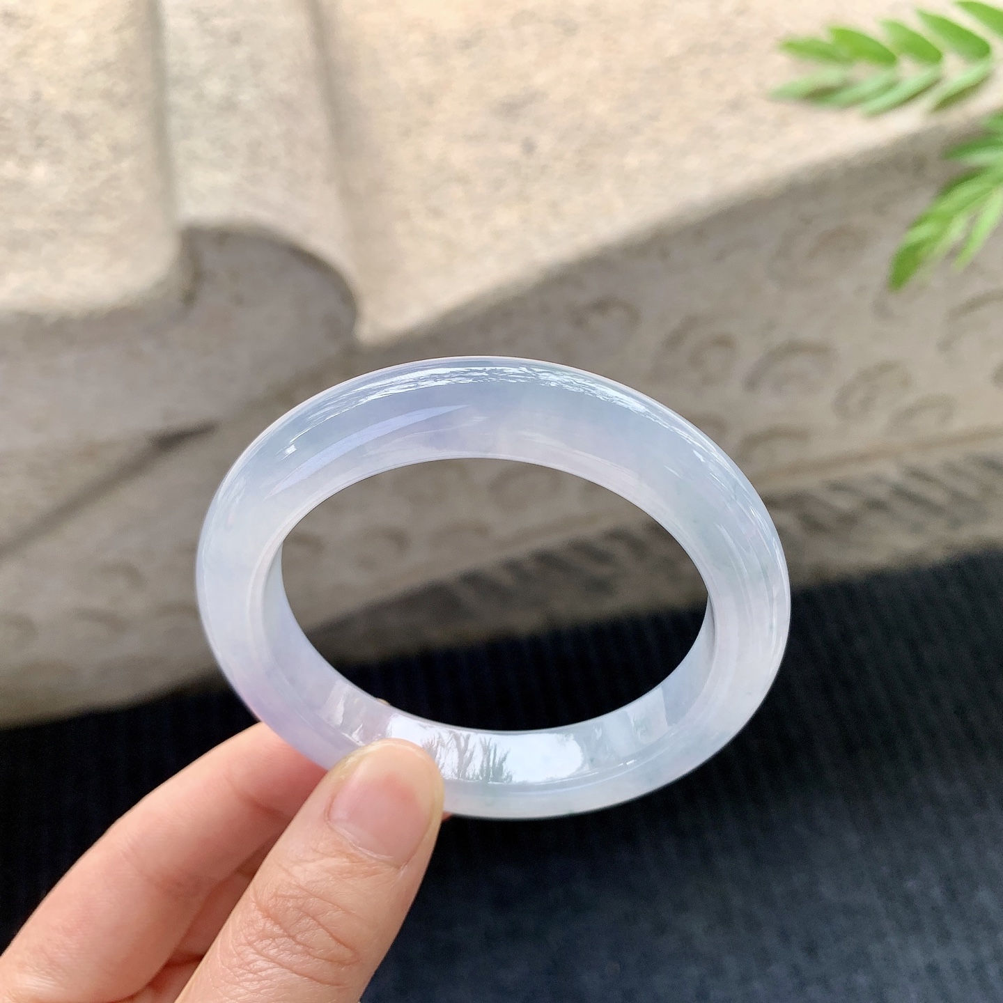正圈52 53 【圈口】53.8/11/9 【编码】C5050281 【描述】冰糯，水润，种老，细腻，打灯有絮线
