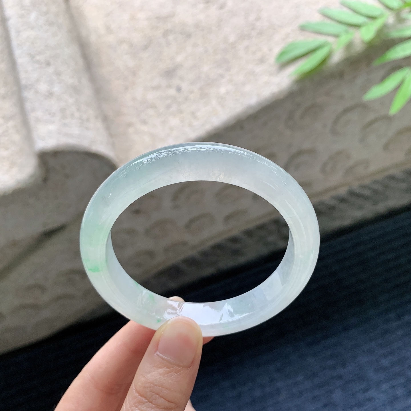 正圈55 56 圈口56/11.6/8.2 编码C5051004 描述冰糯飘绿，水润，种老，细腻，打灯有絮线