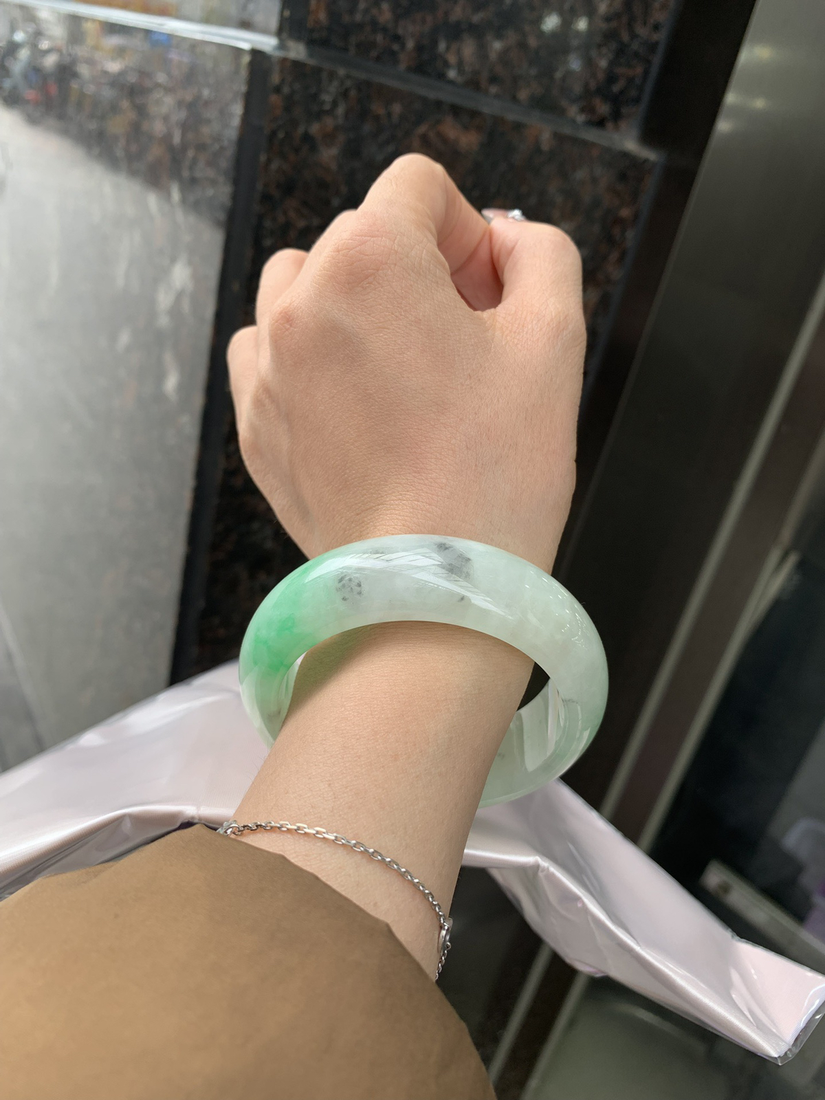 阳绿乌鸡宽版正圈
55.2-8.9-18.7
打灯细纹，底妆水 润细腻，阳绿花色点缀，像春日山林中最耀眼的生机，明艳张扬，活力满满，乌鸡部分恰似墨韵在腕间晕染，神秘深邃，宛如夜空，二者结合，碰撞出别样火花，每一处都是大自然鬼斧神工。