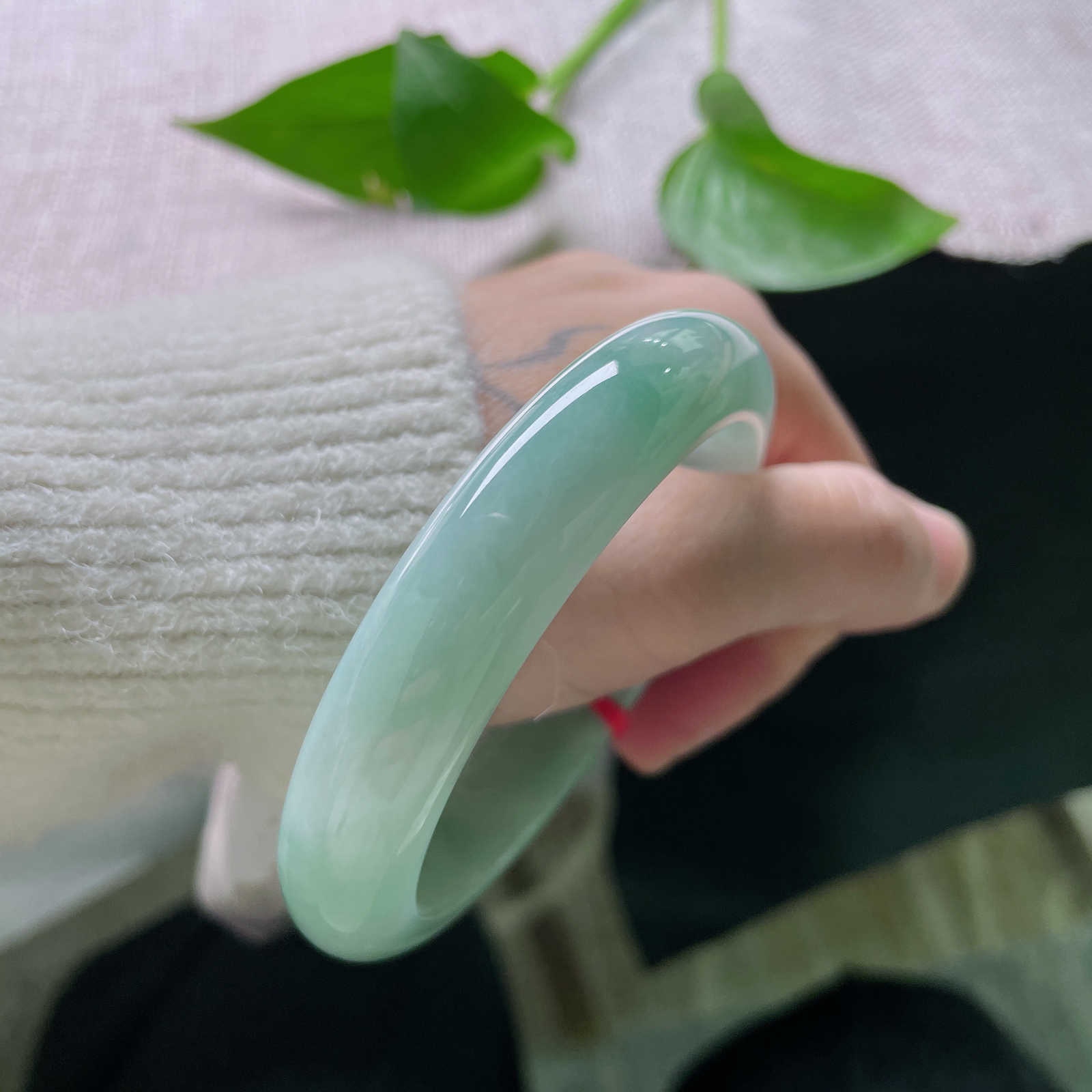58/12.7/8.6蓝底正圈，蓝底生韵，玉质温柔，低调又显贵，越戴越有味道。细纹，ss49864a..