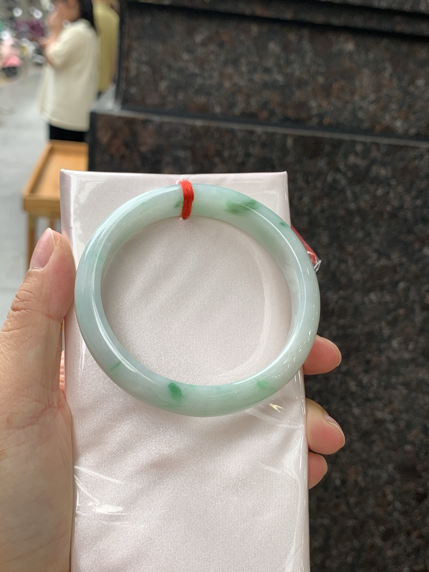 飘花正圈 59-12.5-7.4 0509-N471 打灯细纹，底妆水润细腻，几抹蓝花灵动飘逸，意境感十足，古典优雅又秀气
