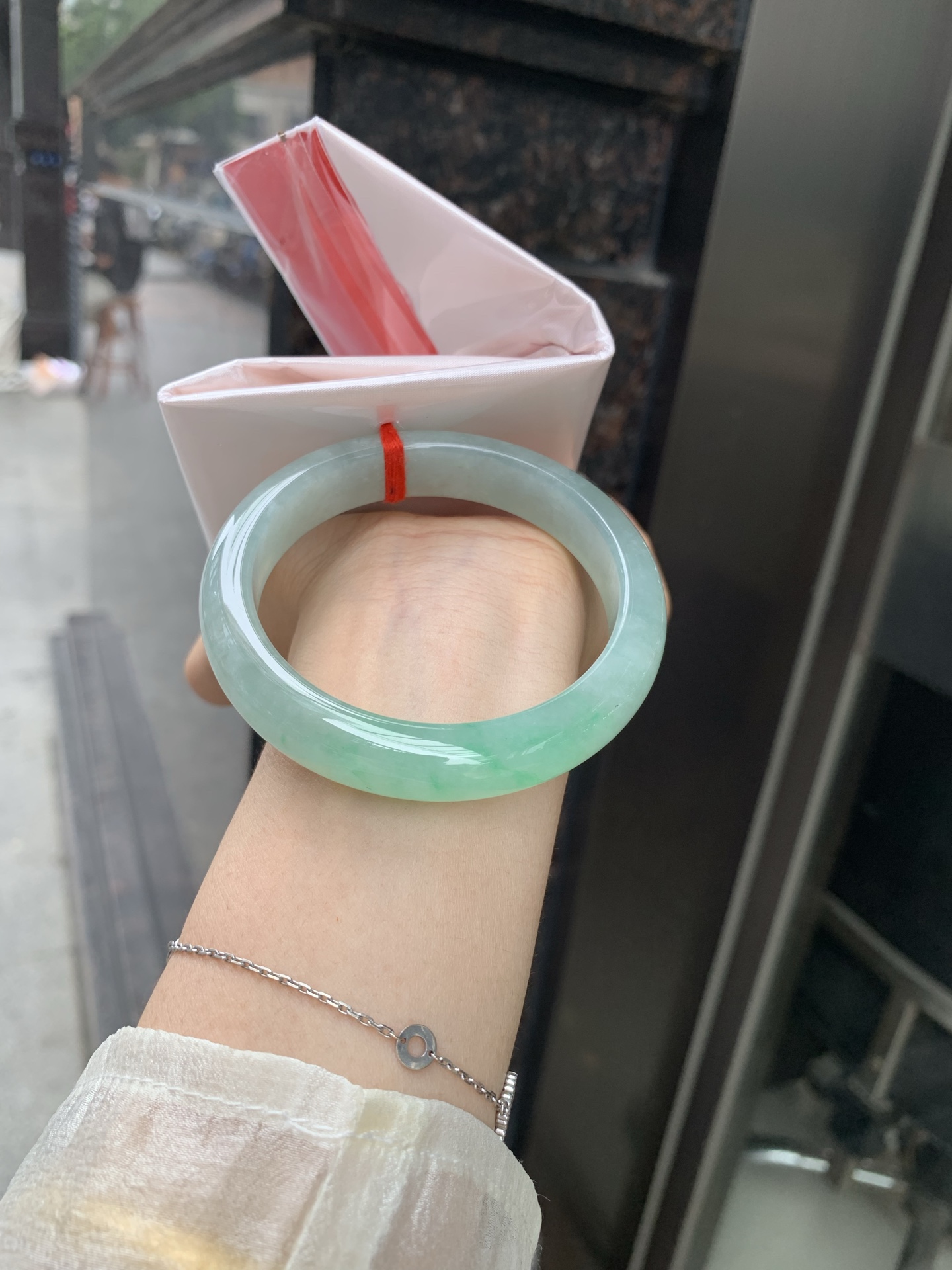 冰飘绿正圈 0509-N662 无裂，底妆冰润清透，一节金丝绿花，鲜艳得像新冒头的嫩芽，灵动清新，即柔和又充满生机